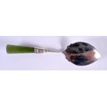 A VINTAGE CONTINENTAL SILVER AND JADE SPOON. 14 grams. 12.5 cm long.