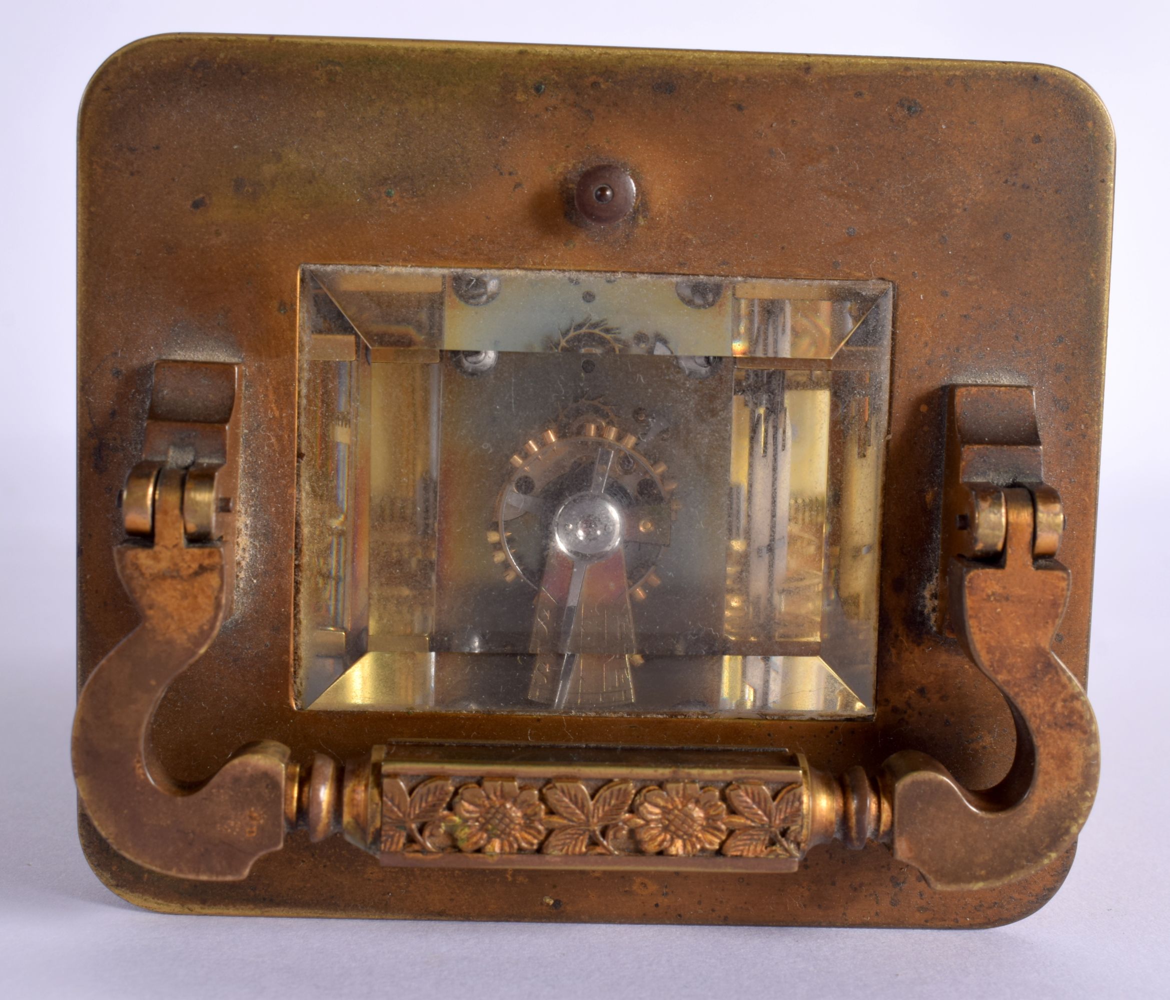 AN ANTIQUE FRENCH BRASS REPEATING CARRIAGE CLOCK with foliate engraved case and handle. 18.5 cm high - Image 4 of 5