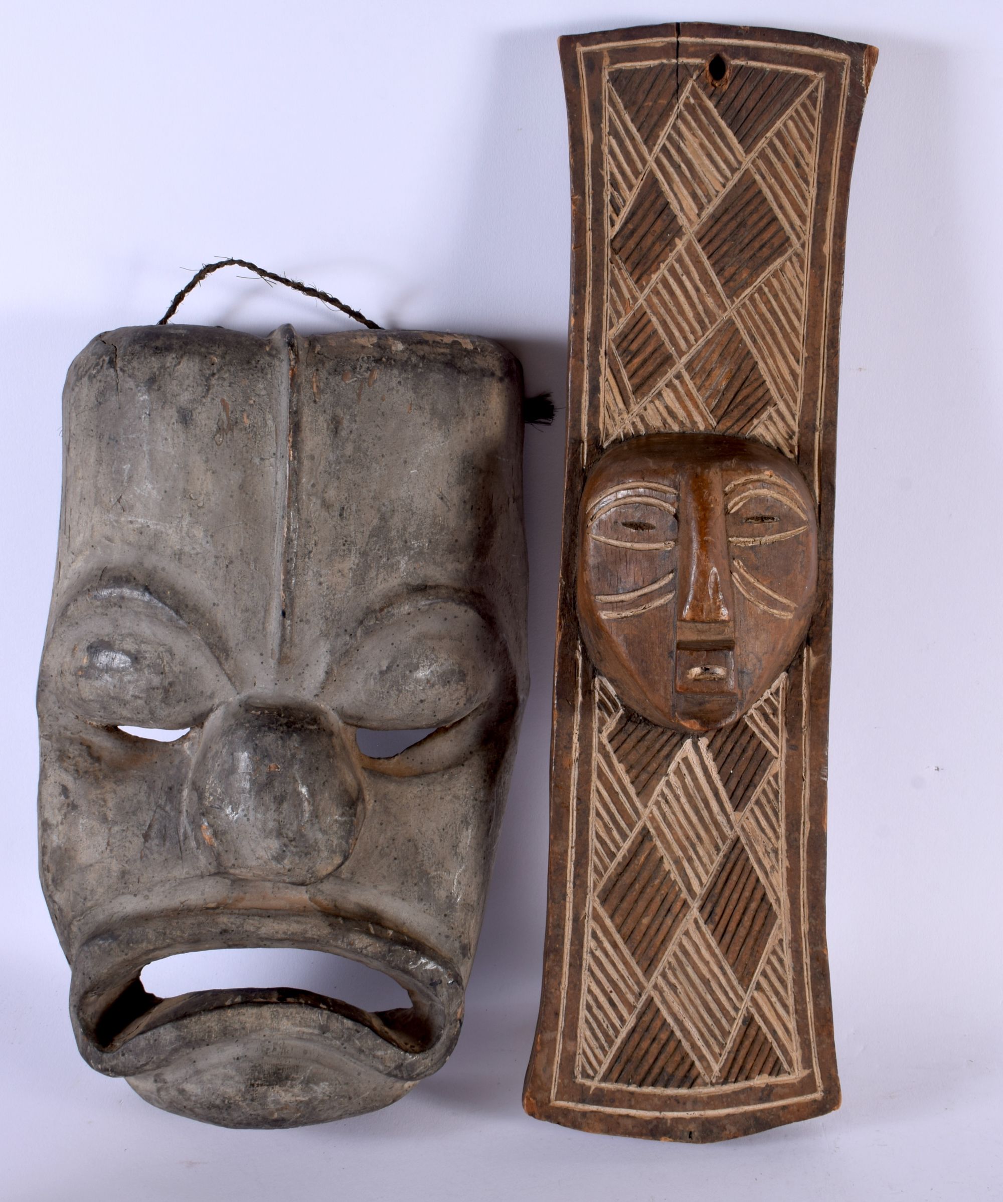 A COLLECTION OF VINTAGE AFRICAN TRIBAL ARTEFACTS. (qty) - Bild 6 aus 13