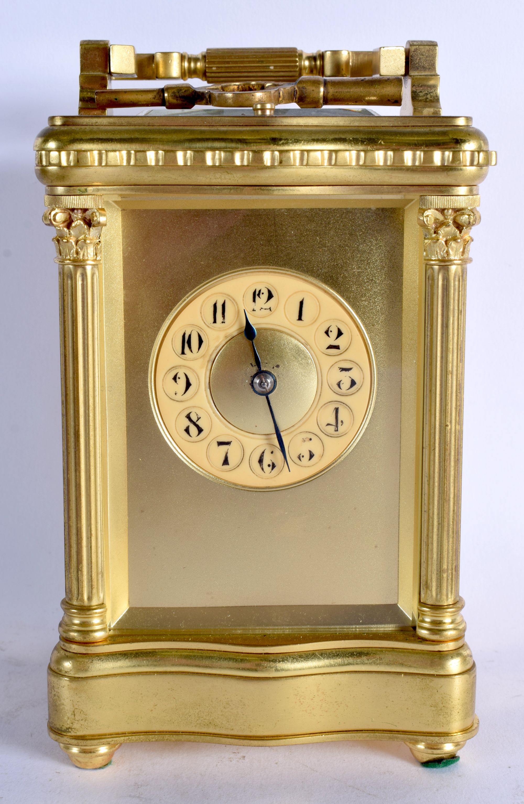 AN EARLY 20TH CENTURY FRENCH BRASS CARRIAGE CLOCK with repeater function. 20.5 cm high inc handle.