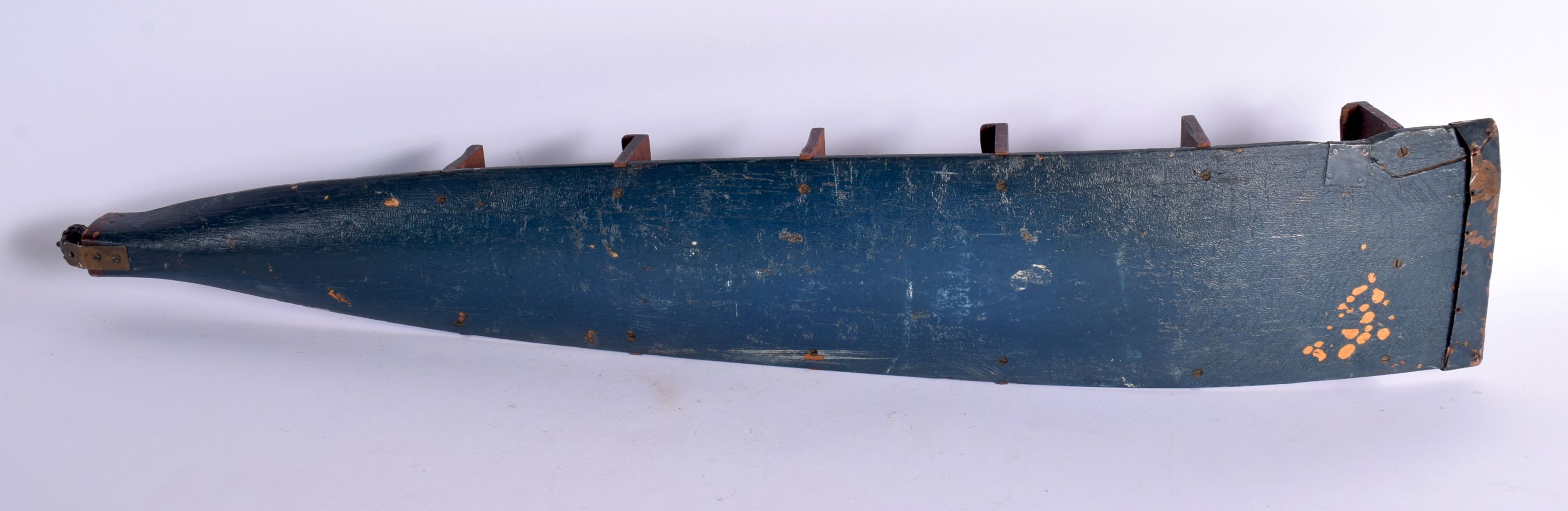 AN UNUSUAL VINTAGE LACQUERED WOOD PADDLE OAR PIPE RACK. 80 cm high. - Image 6 of 6