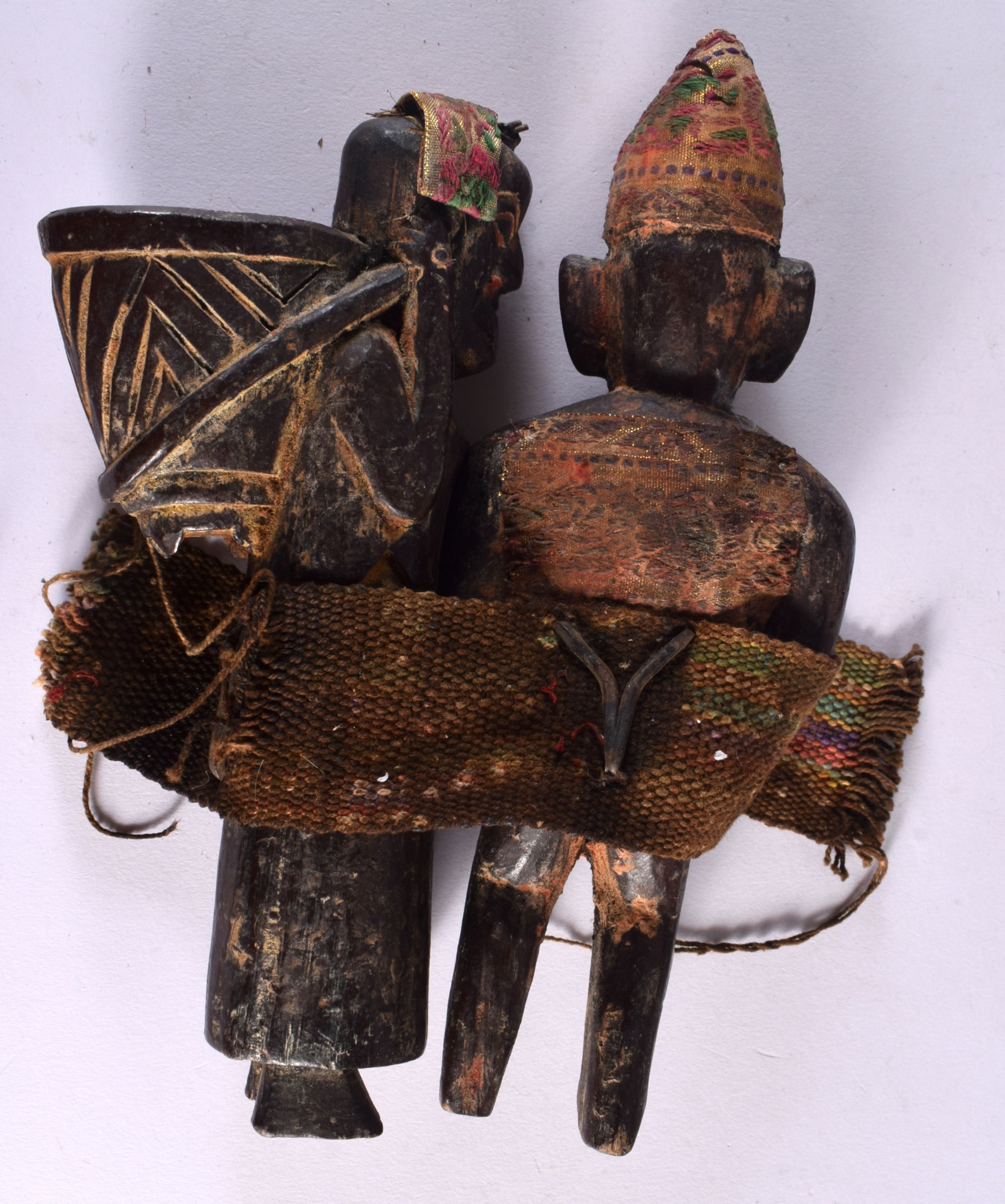 A COLLECTION OF VINTAGE AFRICAN TRIBAL ARTEFACTS. (qty) - Bild 3 aus 13