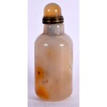 AN EARLY 20TH CENTURY CHINESE CARVED AGATE SNUFF BOTTLE AND STOPPER Late Qing/Republic. 7.25 cm high