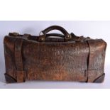 A LOVELY LARGE EARLY 20TH CENTURY LEATHER CARRYING BAG. 42 cm x 54 cm.