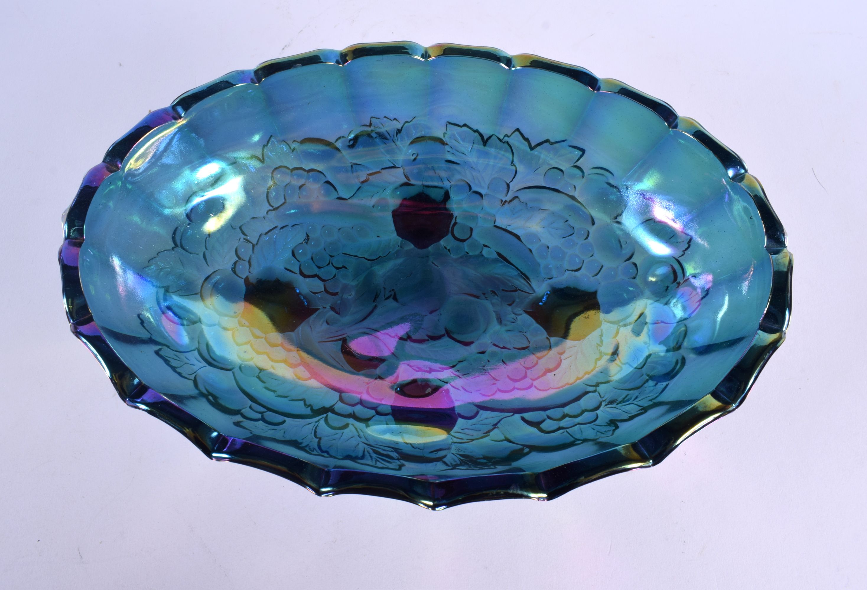 A VINTAGE CARNIVAL GLASS RIBBED BOWL. 30 cm x 22 cm. - Image 3 of 4