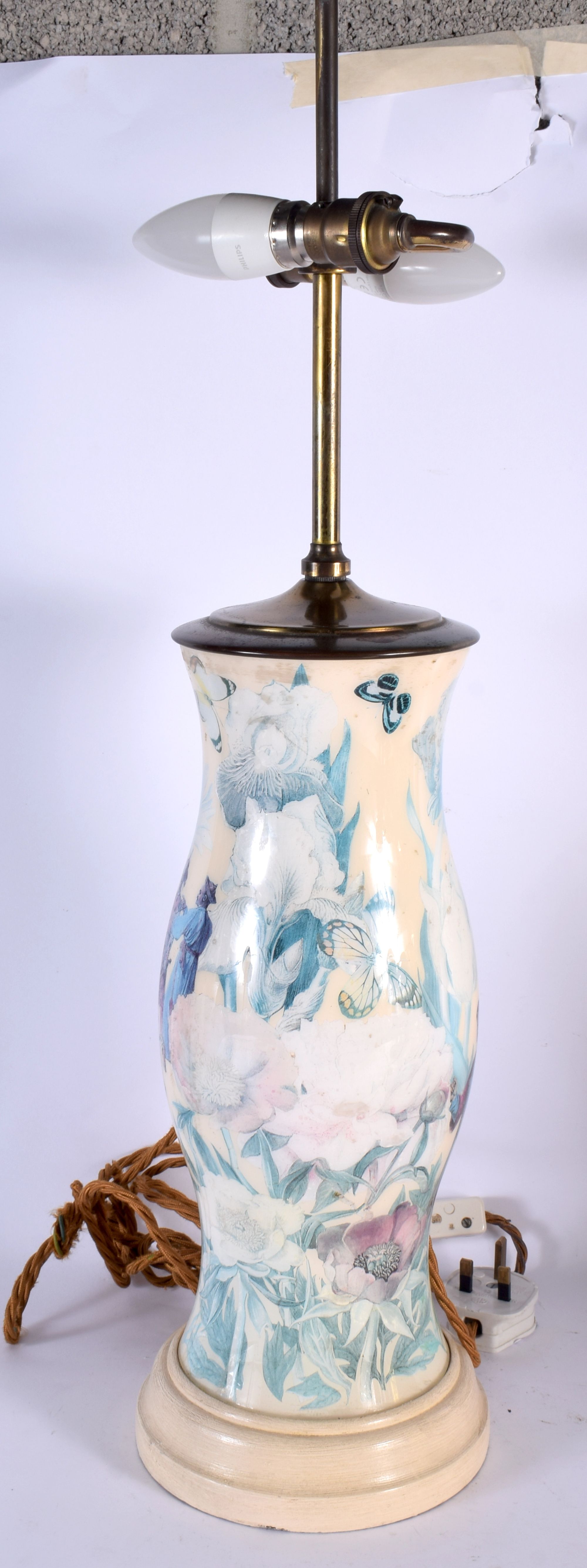 A LARGE VINTAGE DECALCOMANIA GLASS VASE. 62 cm high. - Image 2 of 6