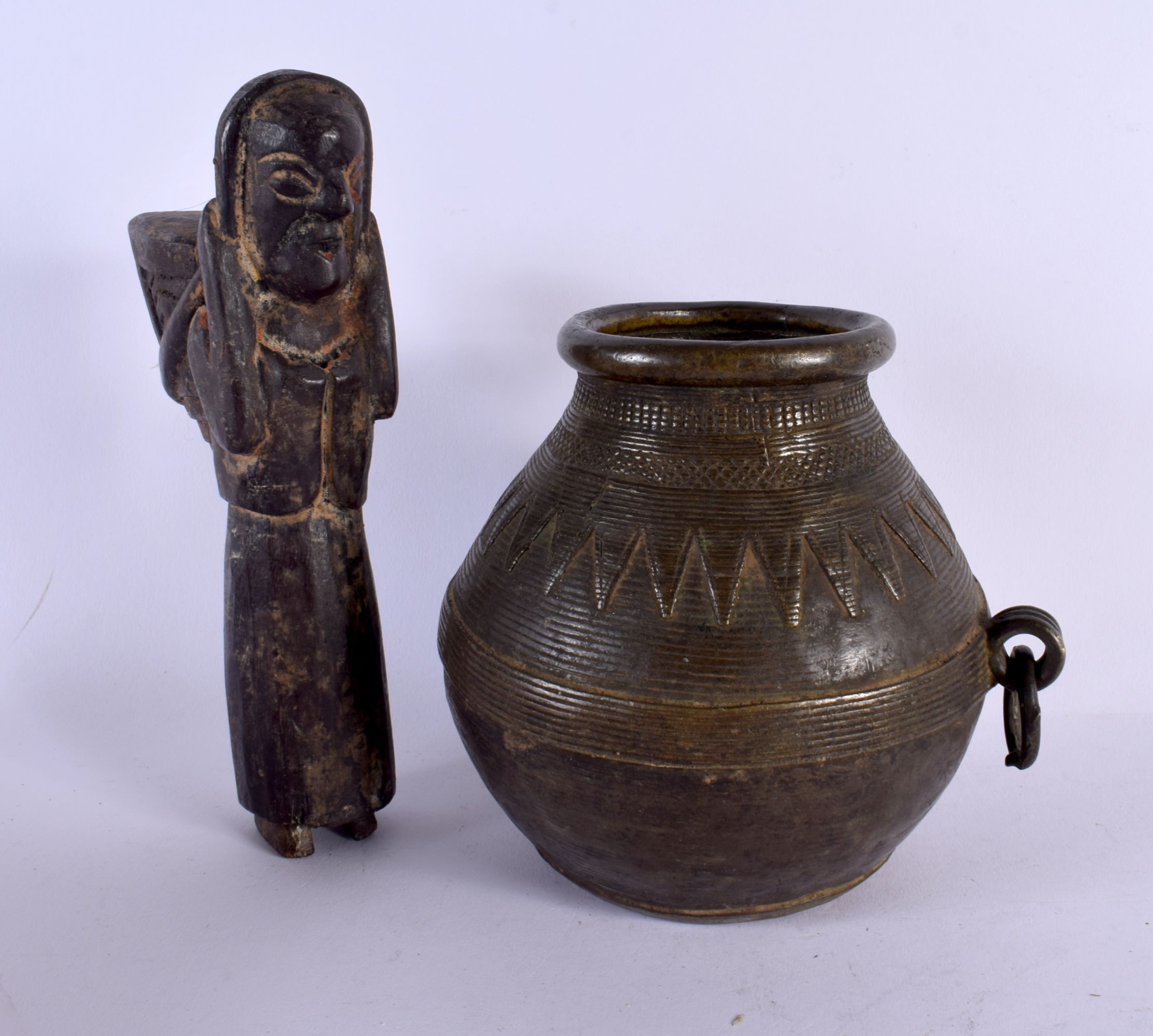 A COLLECTION OF VINTAGE AFRICAN TRIBAL ARTEFACTS. (qty) - Bild 10 aus 13