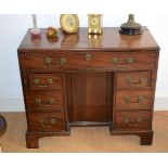 A GOOD GEORGE III KNEEHOLE DESK with one long and six small drawers. 80 cm x 92 cm x 46 cm.