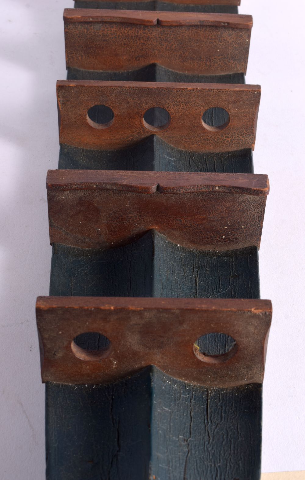 AN UNUSUAL VINTAGE LACQUERED WOOD PADDLE OAR PIPE RACK. 80 cm high. - Image 3 of 6