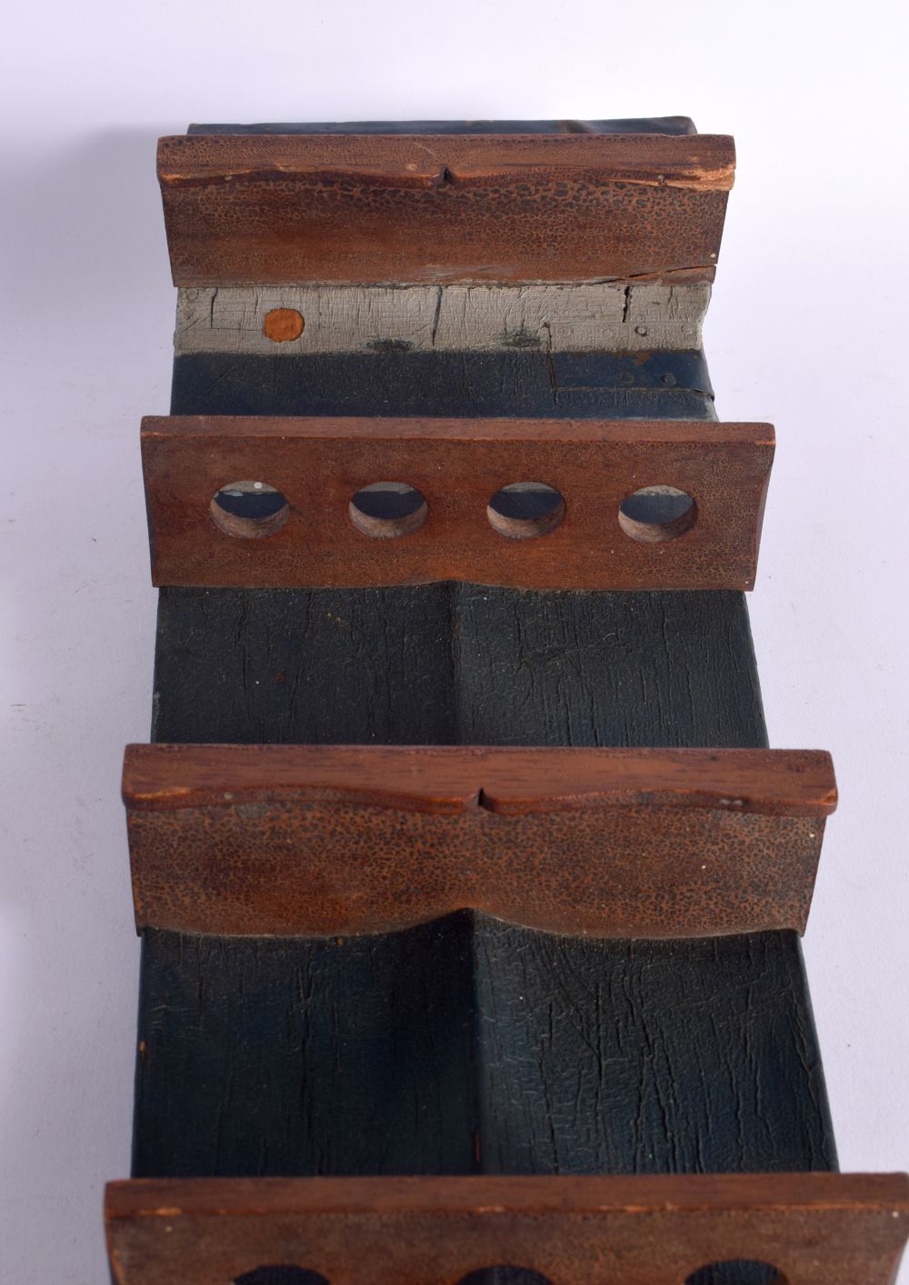 AN UNUSUAL VINTAGE LACQUERED WOOD PADDLE OAR PIPE RACK. 80 cm high. - Image 4 of 6