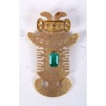 SOUTH AMERICAN PRE-COLUMBIAN-STYLE GOLD AND EMERALD PENDANT/BROOCH FORMED AS A MYTHICAL CREATURE WIT