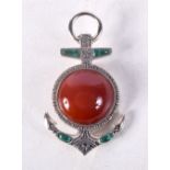 A SILVER AND AGATE ANCHOR BROOCH. Stamped 925, 4.2cm x 2.3cm, weight 7.3g
