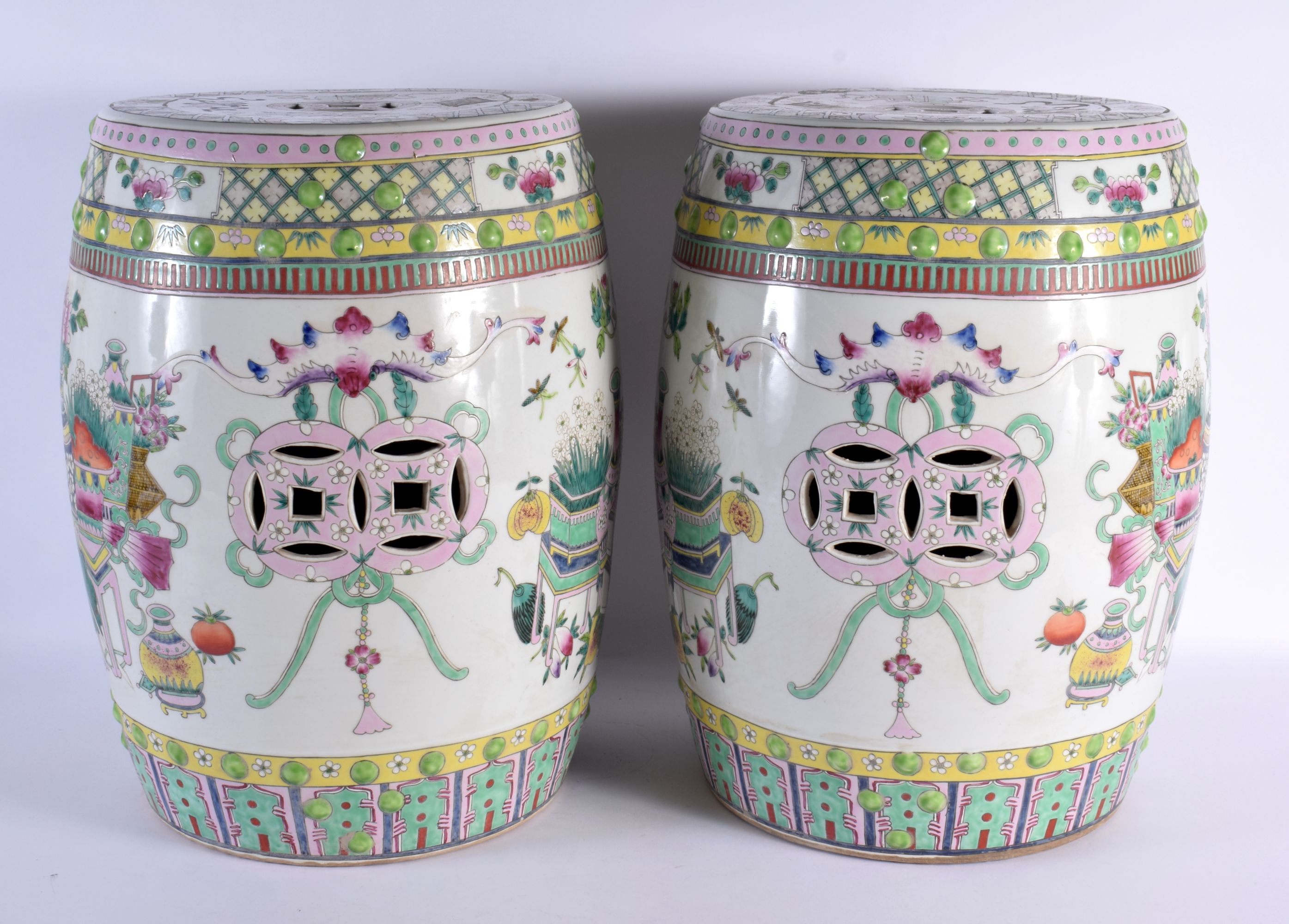 A LARGE PAIR OF CHINESE REPUBLICAN PERIOD FAMILLE ROSE GARDEN SEATS painted with objects. 46 cm x 25 - Bild 4 aus 6