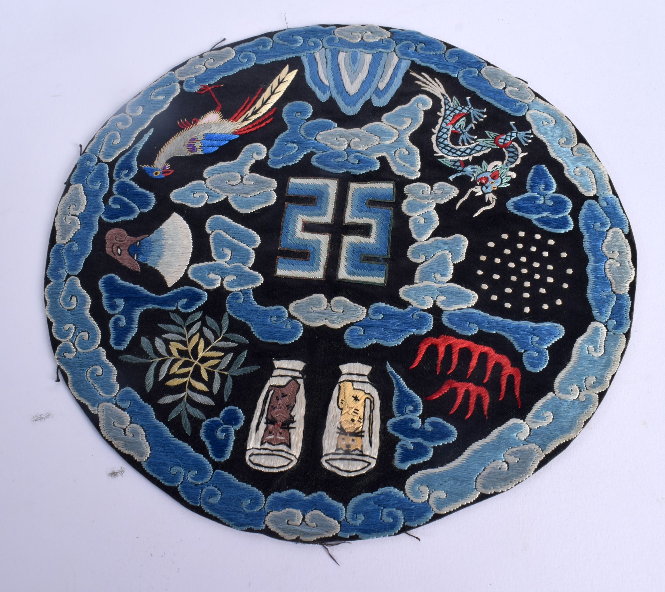 A RARE PAIR OF EARLY 20TH CENTURY CHINESE SILK ROUNDELS depicting cats and symbols. 19 cm diameter. - Bild 2 aus 9