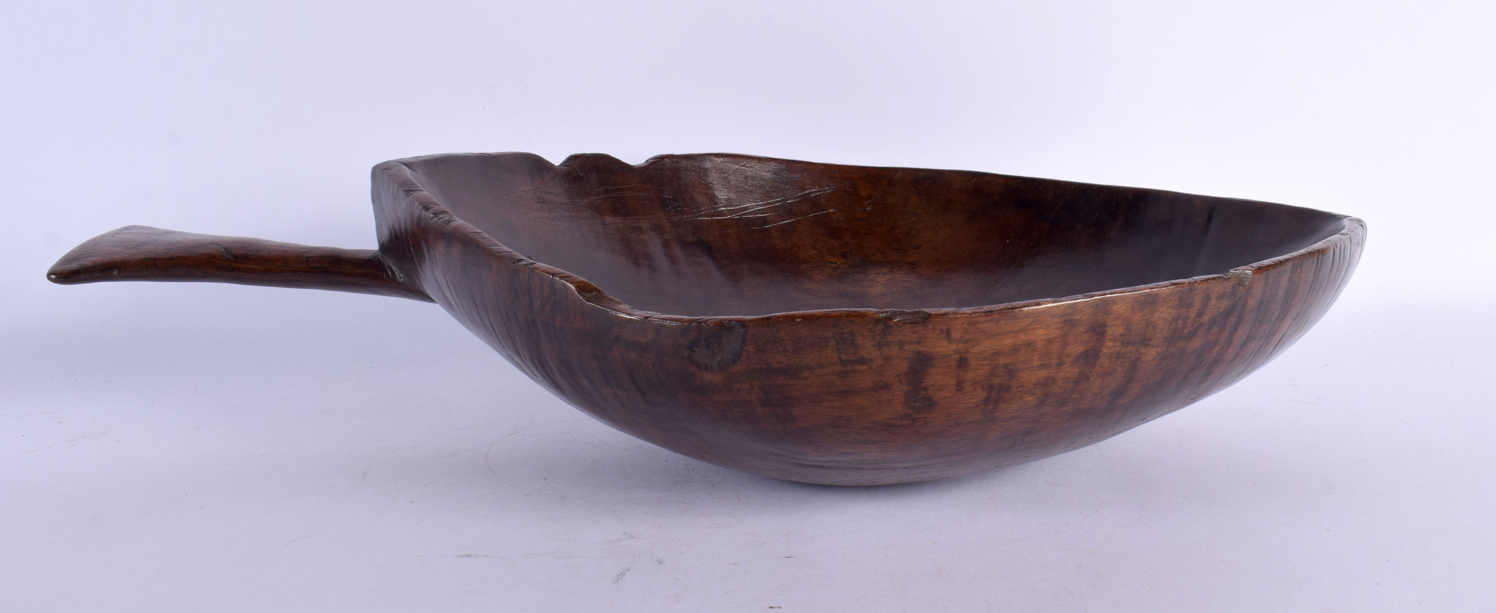 A RARE EARLY 20TH CENTURY TRIBAL CARVED WOOD FISH TAIL HANDLED SERVING BOWL possibly Papua New Guine - Image 2 of 4