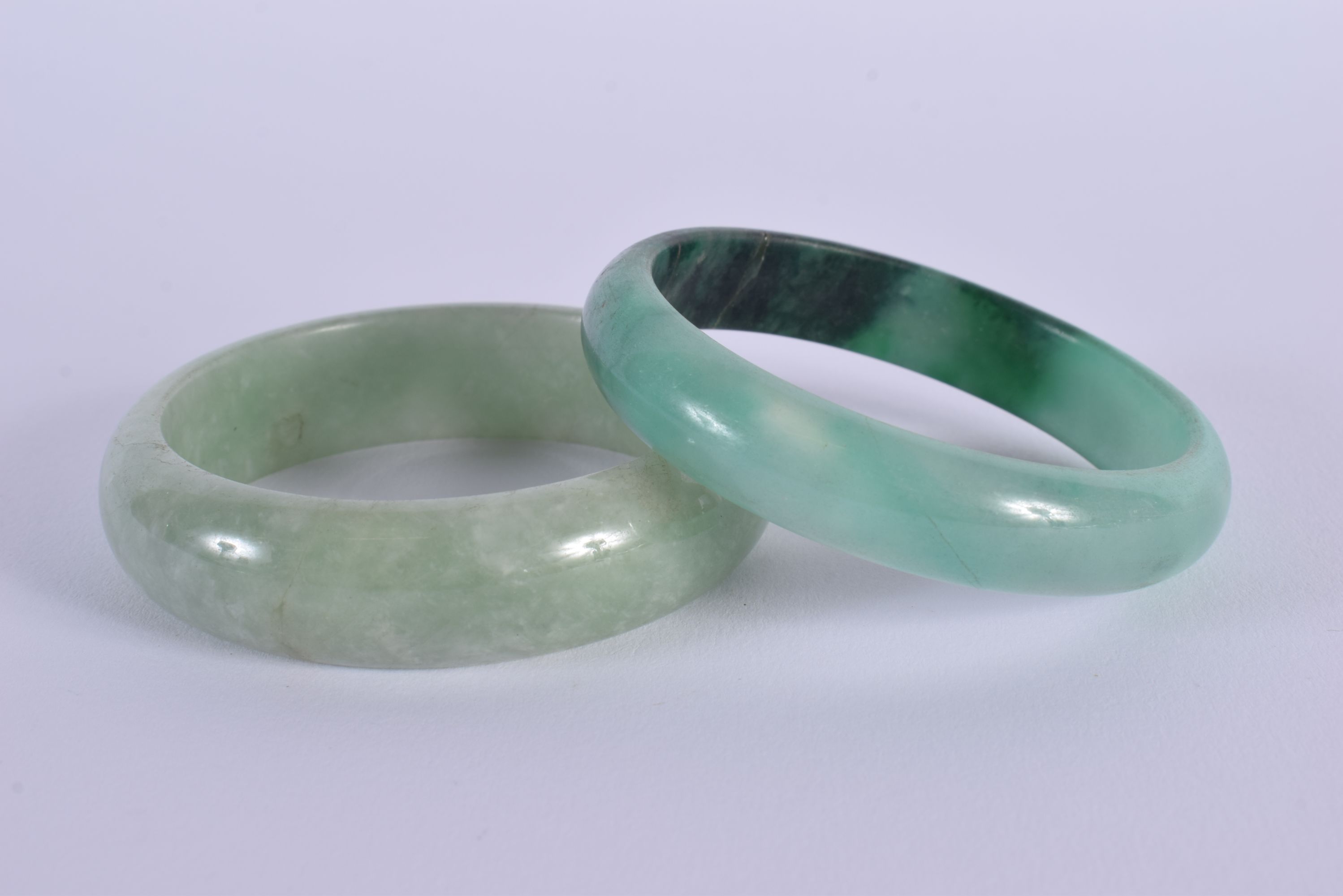 A PAIR OF CHINESE CARVED JADEITE BANGLES 20th Century. 6.5 cm diameter. - Bild 2 aus 3