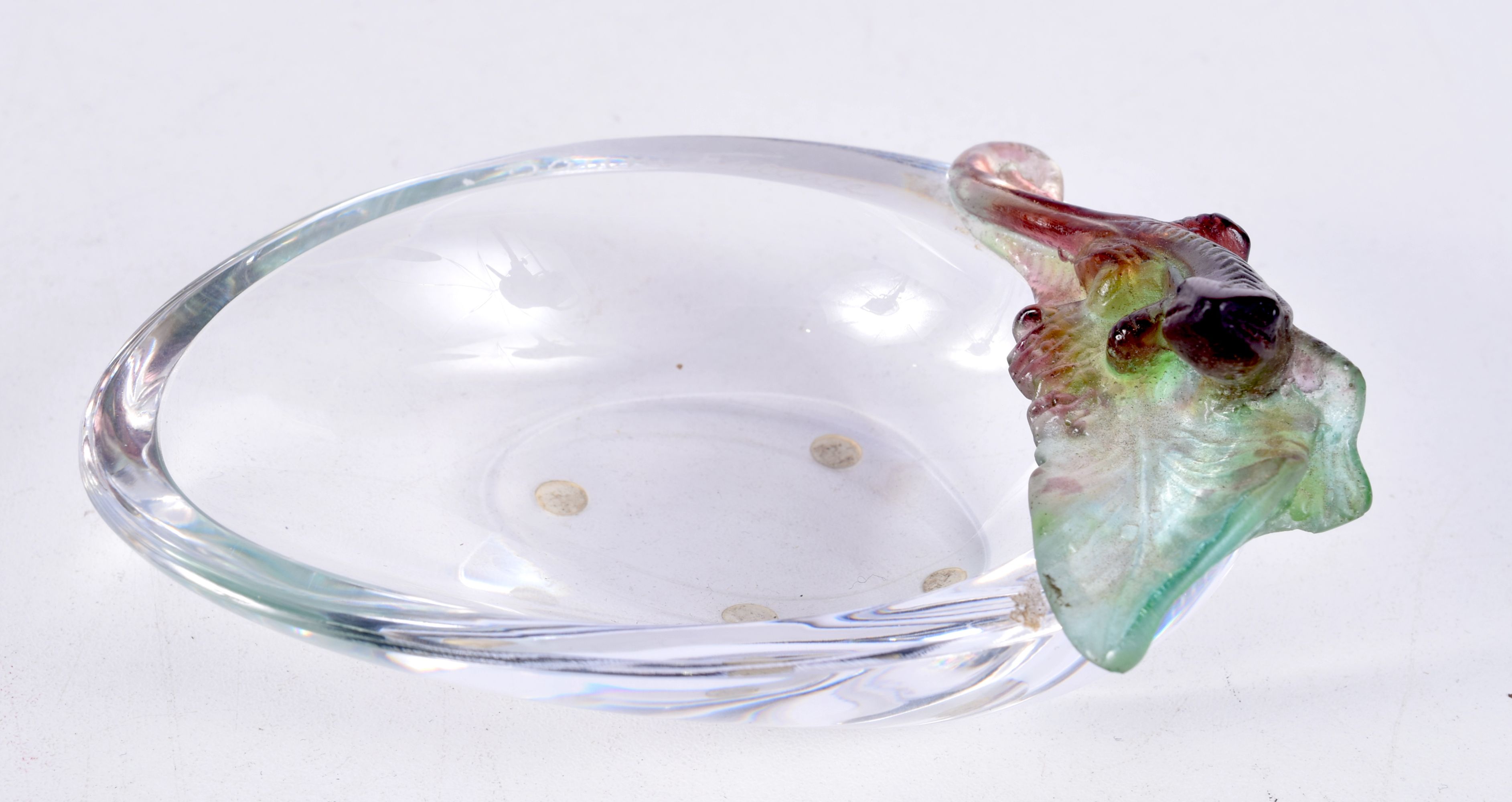 A FRENCH DAUM GLASS LIZARD DISH. 5 cm x 11 cm.