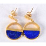 A PAIR OF CONTEMPORARY YELLOW METAL AND LAPIS EARRINGS. 2.9cm x 1.6cm, weight 8.1g