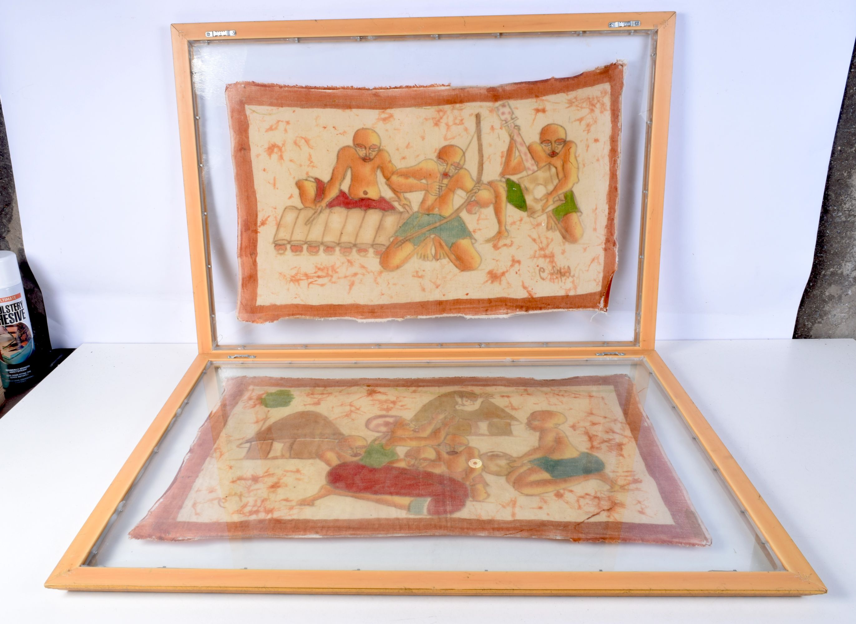 A pair of framed painted fabrics depicting tribal subjects 37 x 52 cm (2). - Image 4 of 4