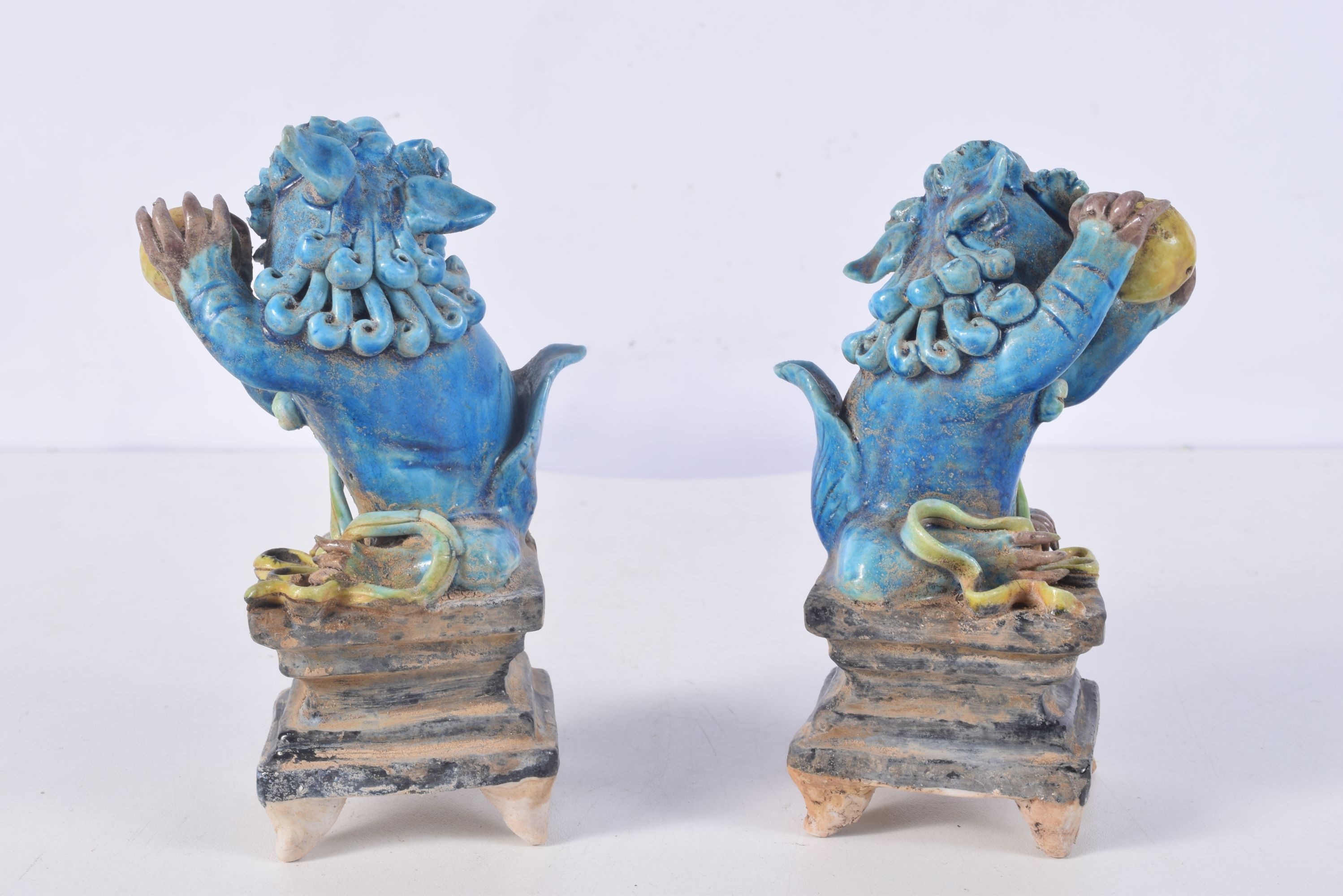 A pair of Chinese Turquoise glazed pottery Temple Lions 15 cm (2). - Bild 2 aus 5