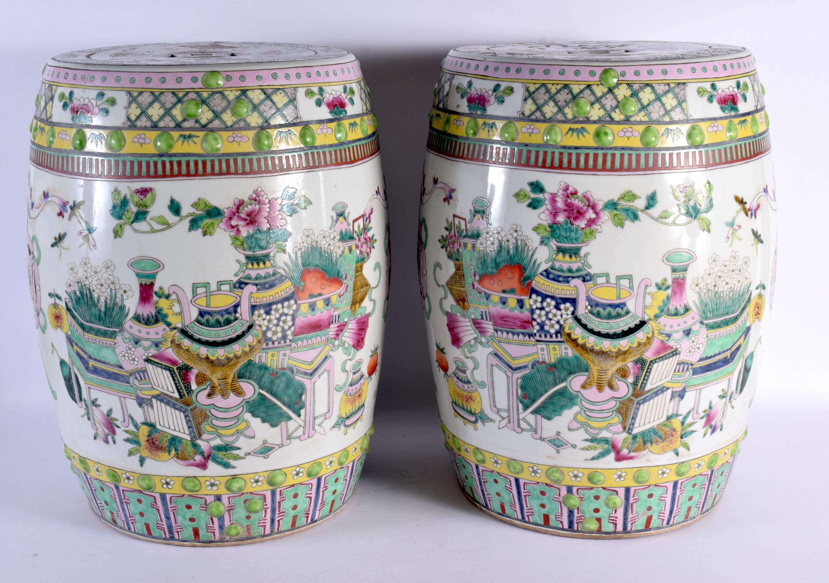 A LARGE PAIR OF CHINESE REPUBLICAN PERIOD FAMILLE ROSE GARDEN SEATS painted with objects. 46 cm x 25 - Bild 3 aus 6