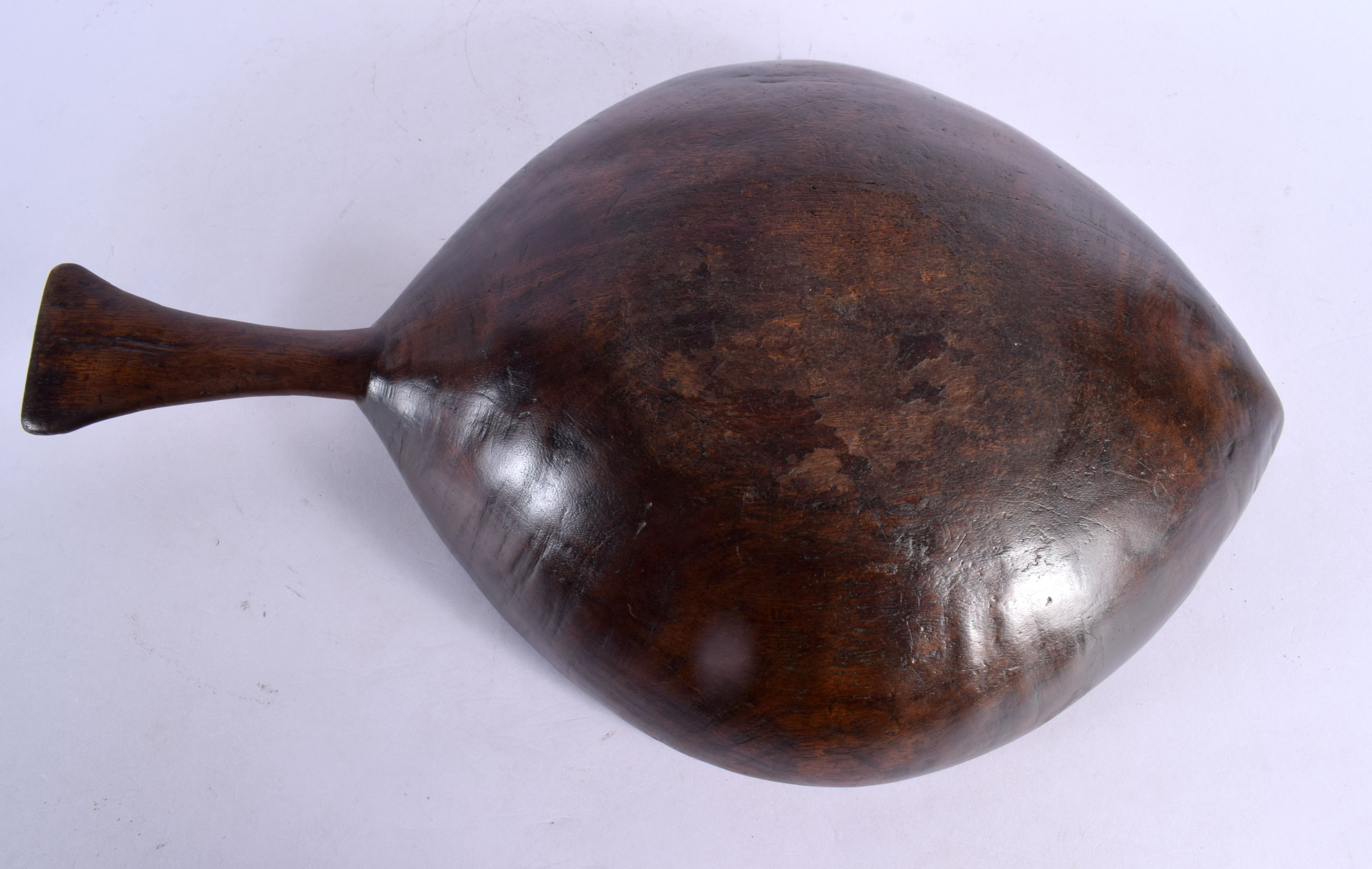 A RARE EARLY 20TH CENTURY TRIBAL CARVED WOOD FISH TAIL HANDLED SERVING BOWL possibly Papua New Guine - Image 4 of 4