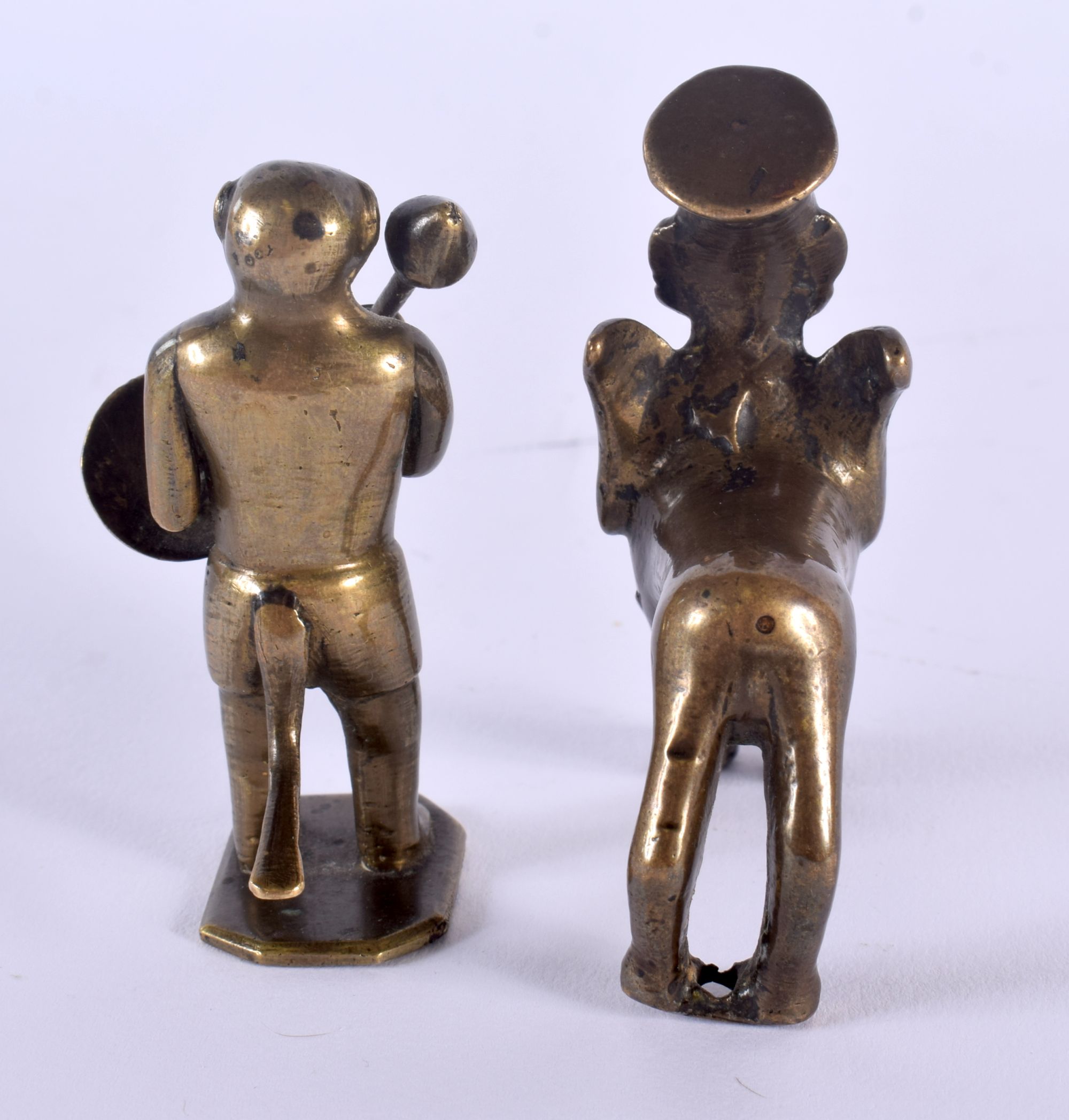 TWO 18TH CENTURY INDIAN BRONZE FIGURES modelled as a monkey god and another. Largest 7 cm x 5 cm. (2 - Bild 3 aus 4