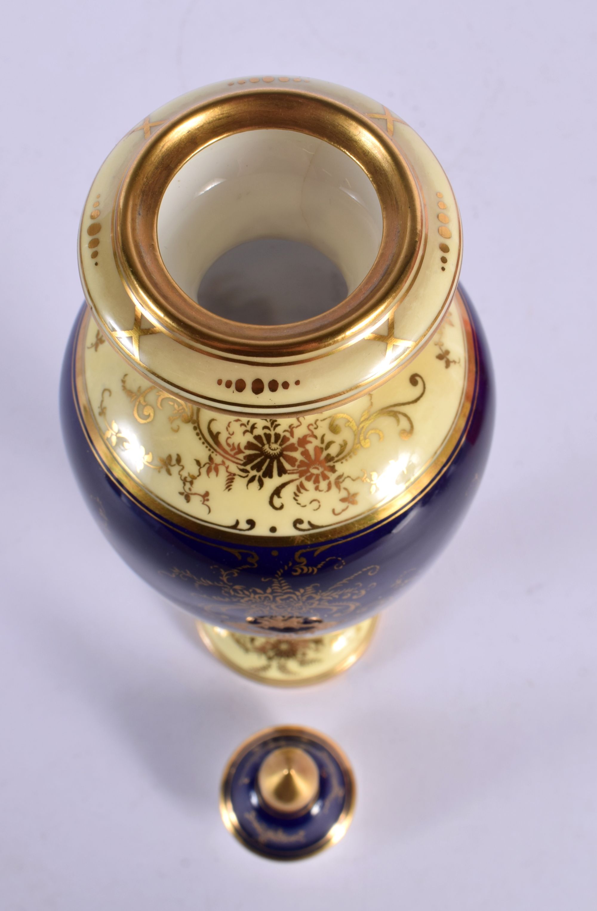 Late 19th / early 20th century Coalport vase and cover with ivory and cobalt blue ground with raised - Bild 3 aus 6