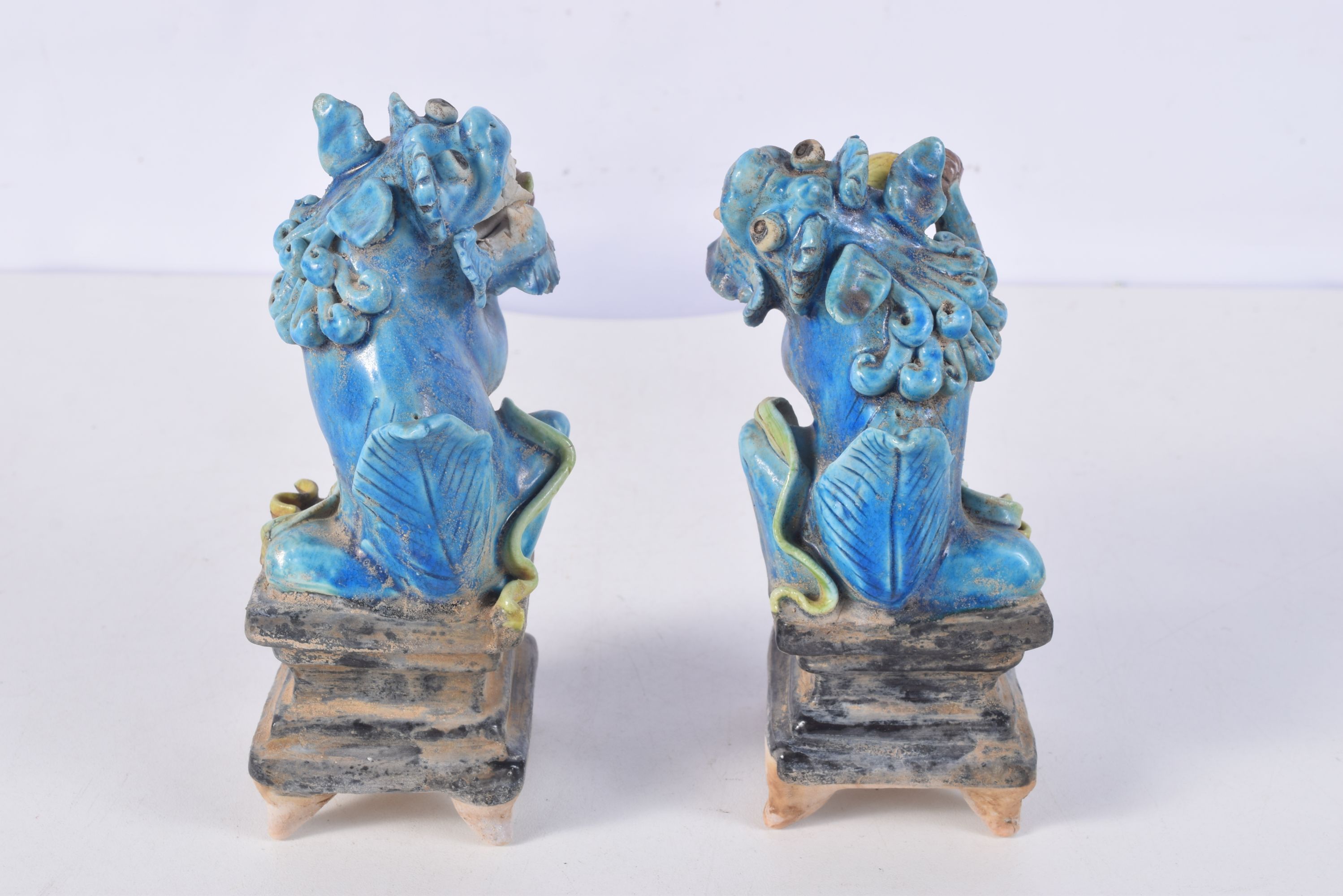 A pair of Chinese Turquoise glazed pottery Temple Lions 15 cm (2). - Bild 4 aus 5