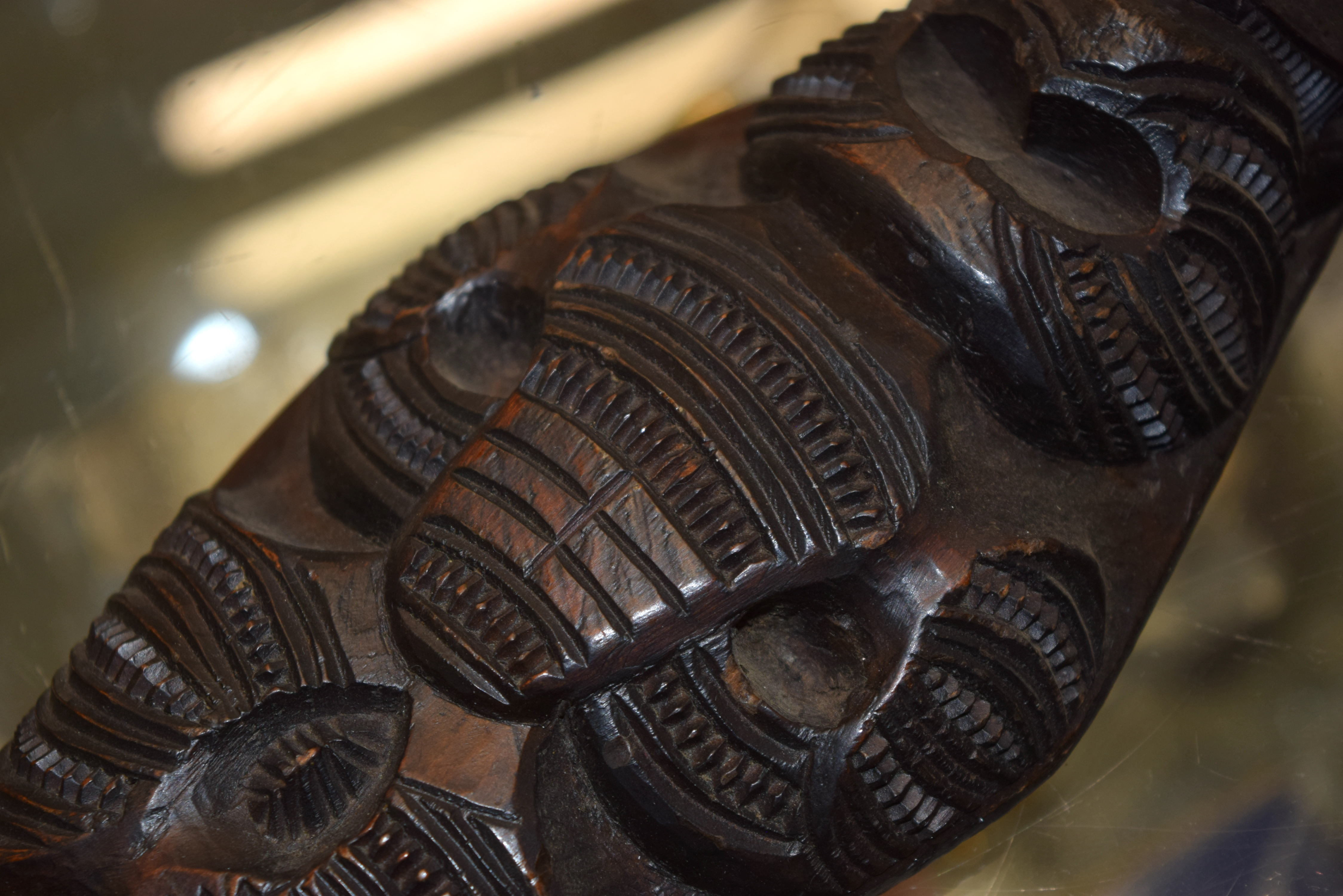 AN UNUSUAL EARLY 20TH CENTURY MAORI TRIBAL NEW ZEALAND CARVED WOOD CLUB possibly a Wahaiki, with fla - Image 15 of 22