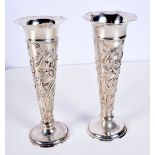 A PAIR OF EDWARDIAN SILVER POSY VASES by William Comyns. London 1901. 540 grams weighted. 16.5 cm hi