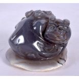 AN EARLY 20TH CENTURY CHINESE CARVED AGATE FIGURE OF A BEAST Late Qing/Republic. 7 cm wide.