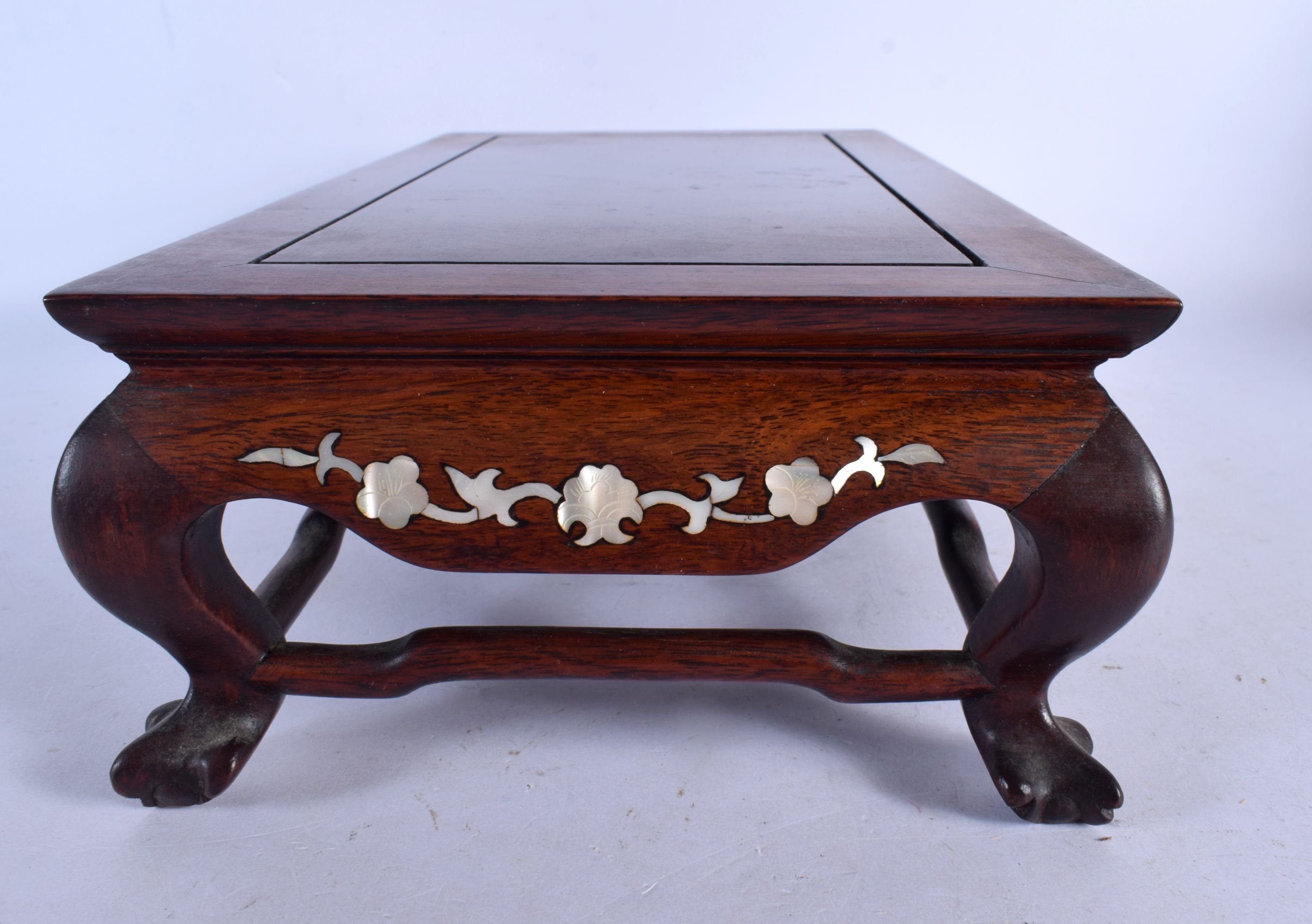 A CHINESE REPUBLICAN PERIOD HARDWOOD MOTHER OF PEARL INLAID STAND together with a framed silk & a la - Bild 8 aus 17