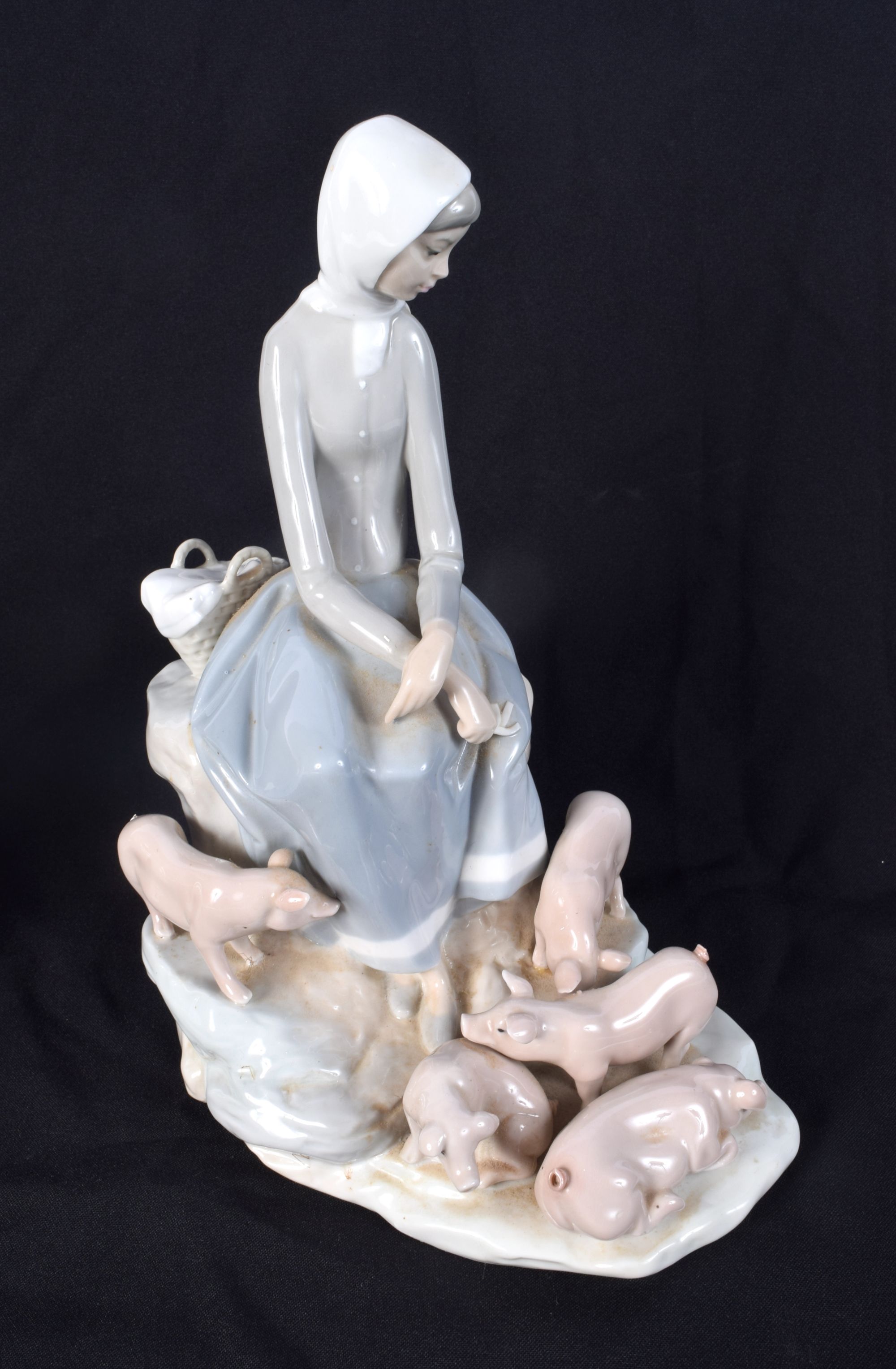 A large Lladro figure of a female with her pigs together with another figurine 28 cm (2). - Bild 3 aus 5
