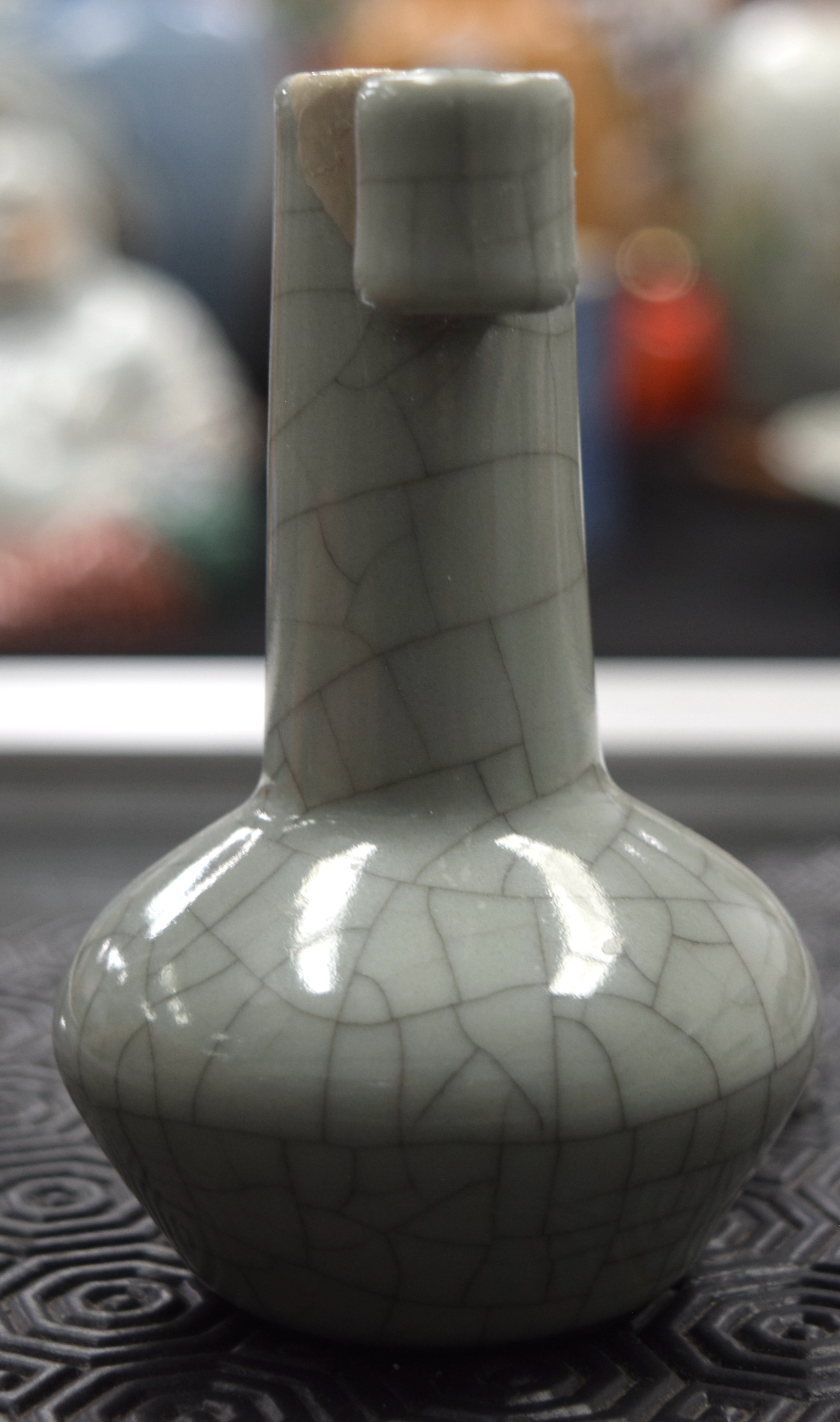 A FINE AND RARE 18TH CENTURY CHINESE GE TYPE TWIN HANDLED ARROW VASE Yongzheng mark and period, of e - Bild 16 aus 24