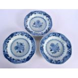 A SET OF THREE EARLY 18TH CENTURY CHINESE BLUE AND WHITE PLATES Yongzheng/Qianlong. 21.5 cm wide. (3