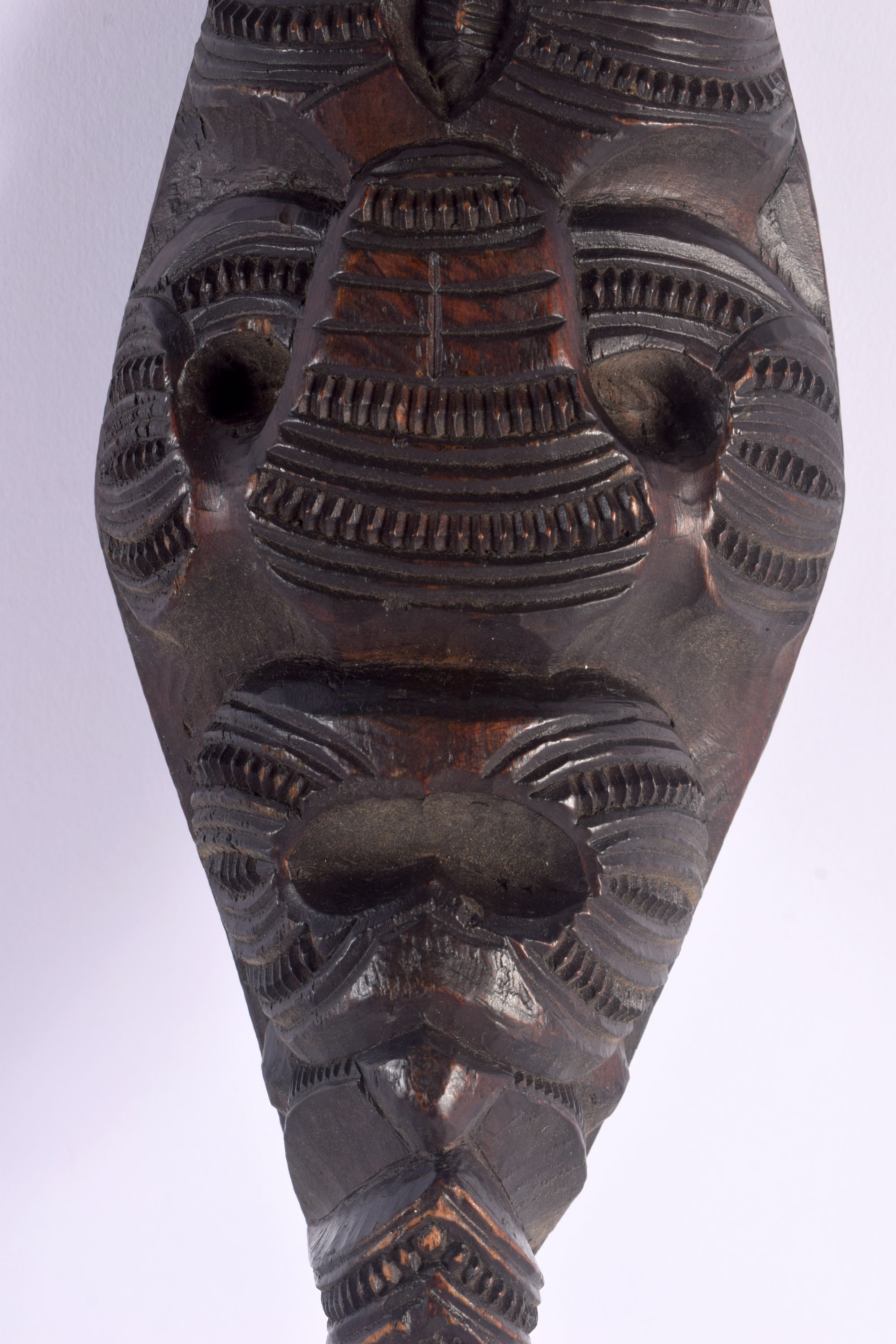 AN UNUSUAL EARLY 20TH CENTURY MAORI TRIBAL NEW ZEALAND CARVED WOOD CLUB possibly a Wahaiki, with fla - Image 3 of 22