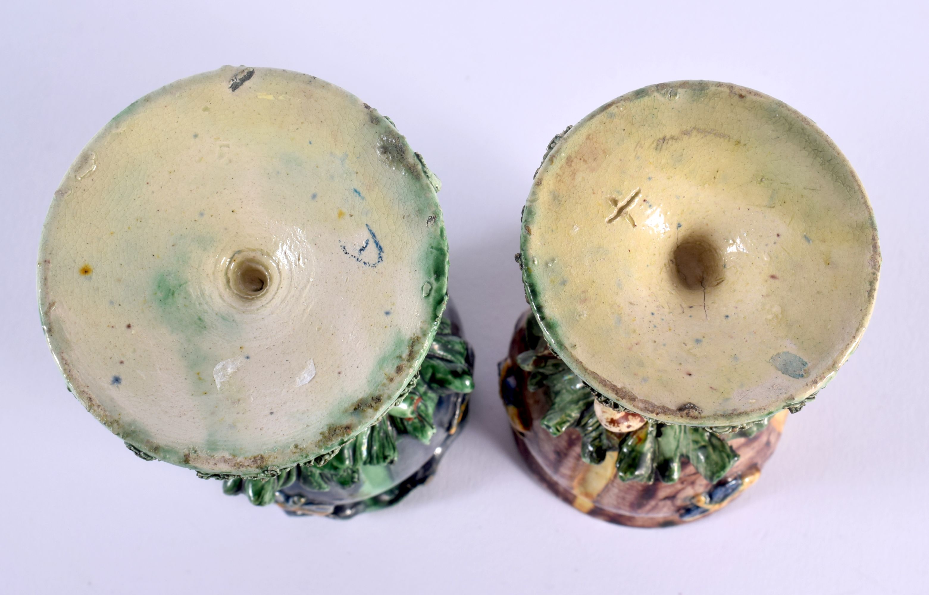 A RARE PAIR OF ANTIQUE PORTUGUESE MAFFA MINIATURE MAJOLICA PLANTERS of naturalistic form. 13.5 cm hi - Bild 4 aus 4