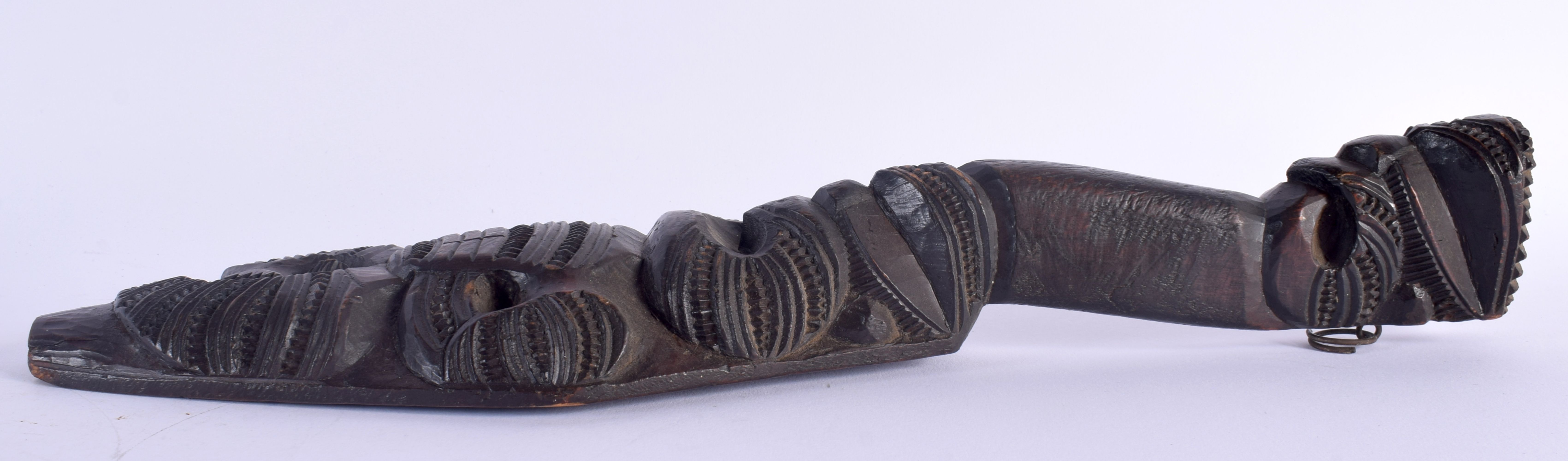 AN UNUSUAL EARLY 20TH CENTURY MAORI TRIBAL NEW ZEALAND CARVED WOOD CLUB possibly a Wahaiki, with fla - Image 11 of 22