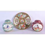 A 19TH CENTURY CHINESE CANTON FAMILLE ROSE PLATE together with a pair of ginger jars. Largest 17 cm