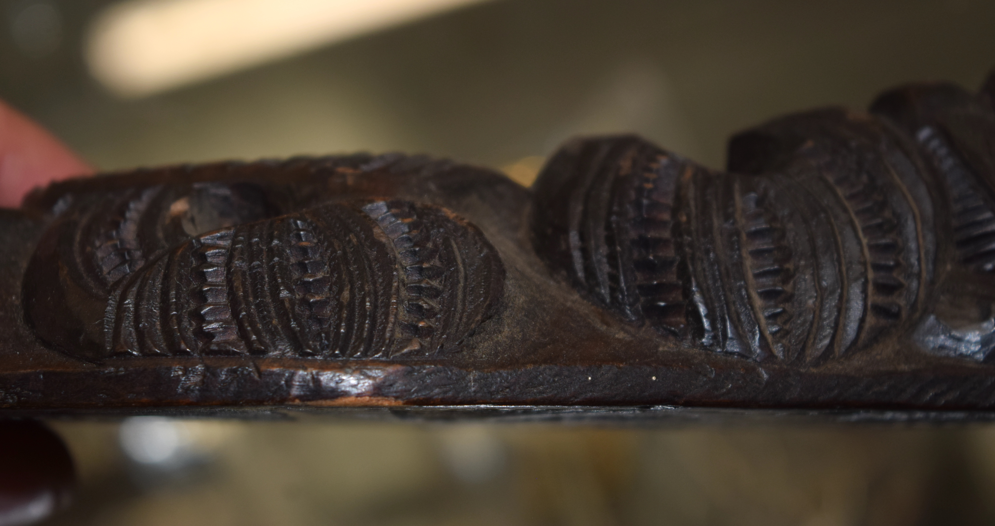 AN UNUSUAL EARLY 20TH CENTURY MAORI TRIBAL NEW ZEALAND CARVED WOOD CLUB possibly a Wahaiki, with fla - Image 17 of 22