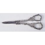 A PAIR OF EDWARDIAN SILVER GRAPE SCISSORS. Sheffield 1901. 93 grams. 15 cm x 6 cm.