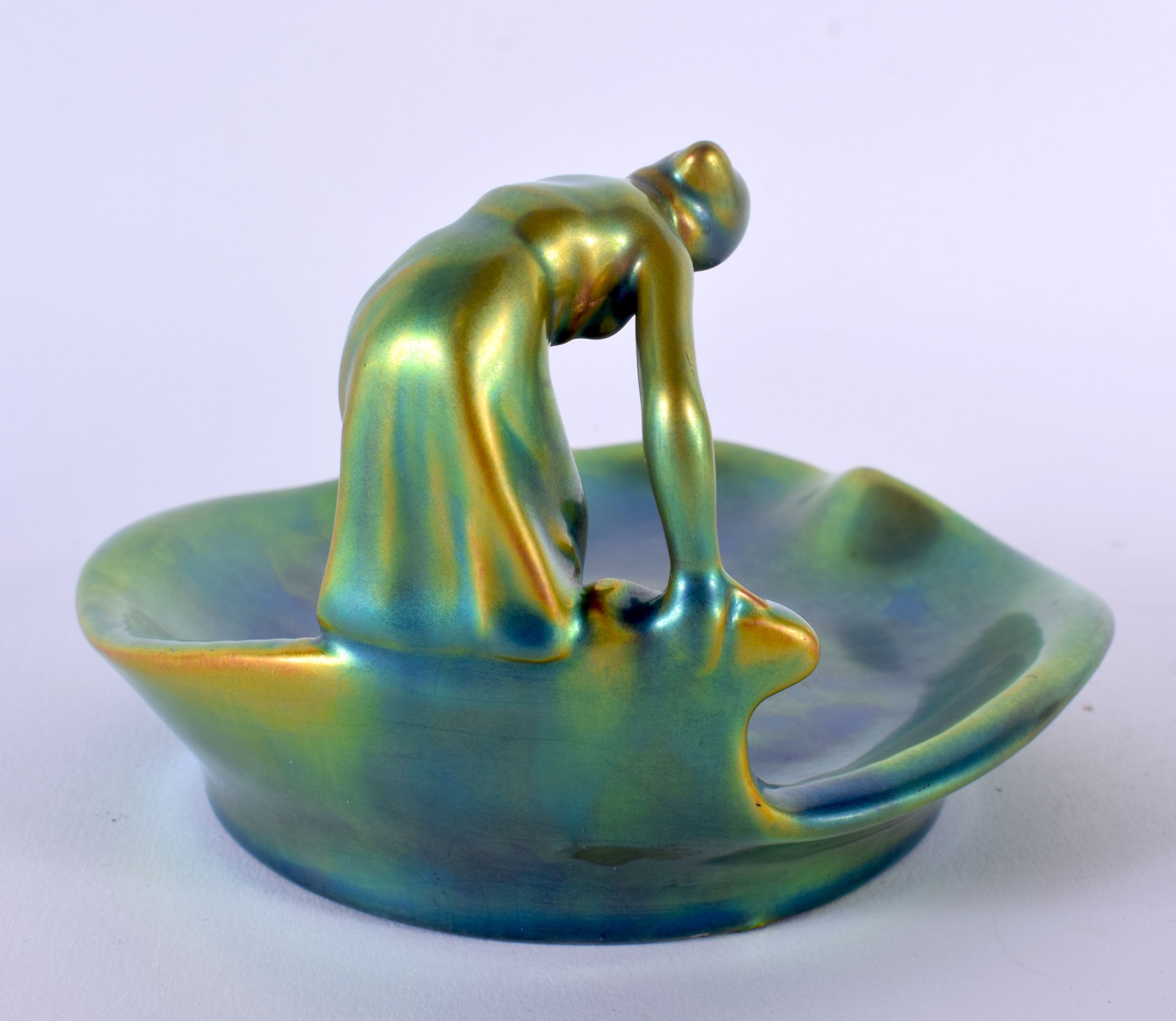 A 1930 HUNGARIAN ZSOLNAY PECS IRIDESCENT PORCELAIN FIGURAL DISH. 16 cm wide. - Bild 3 aus 5