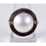A 14CT GOLD AND PEARL RING. L/M. 7.3 grams.