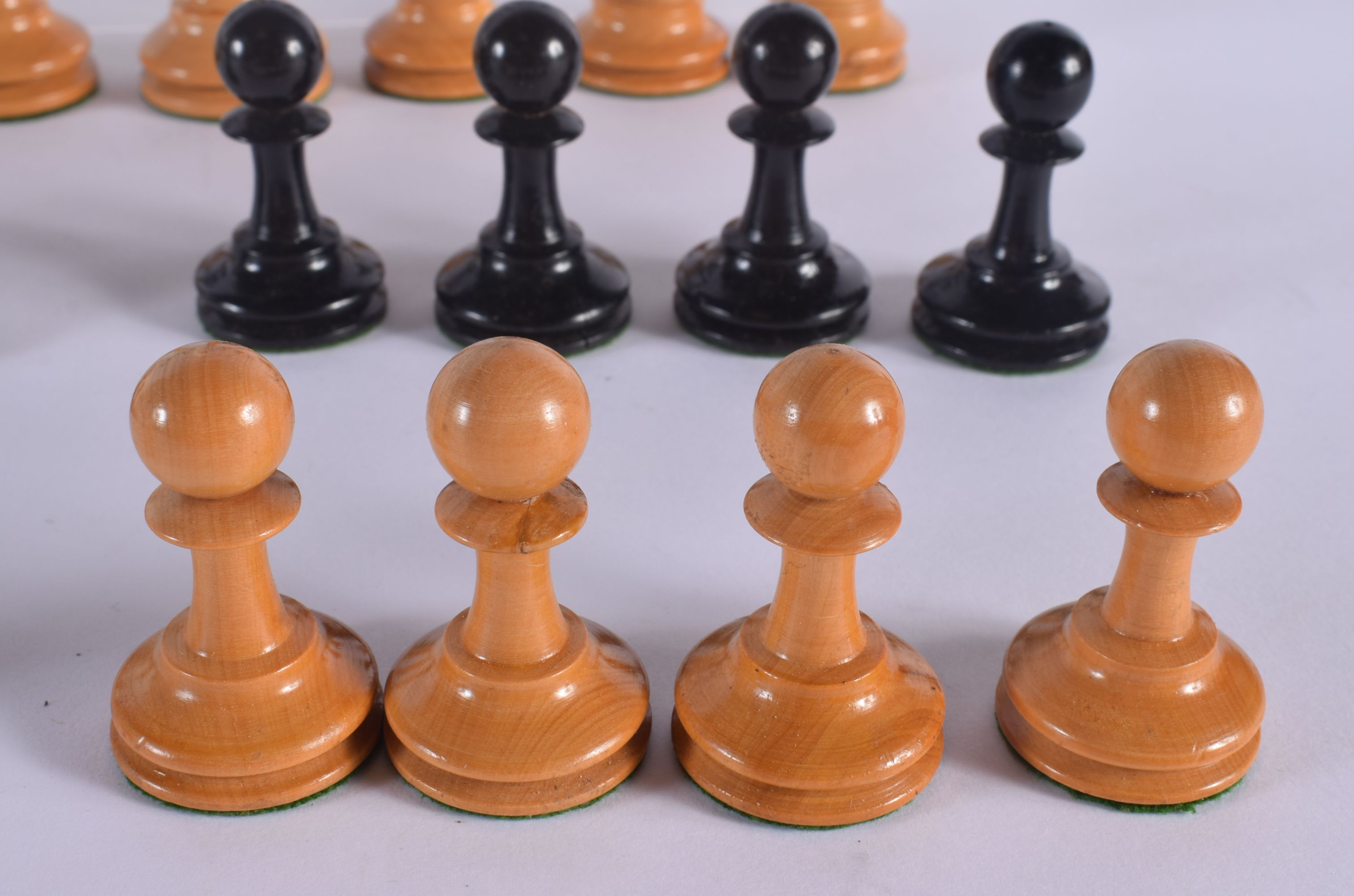 AN ANTIQUE F H AYRES TOURNAMENT CHESS SET. Largest 8.5 cm high. (qty) - Bild 11 aus 13