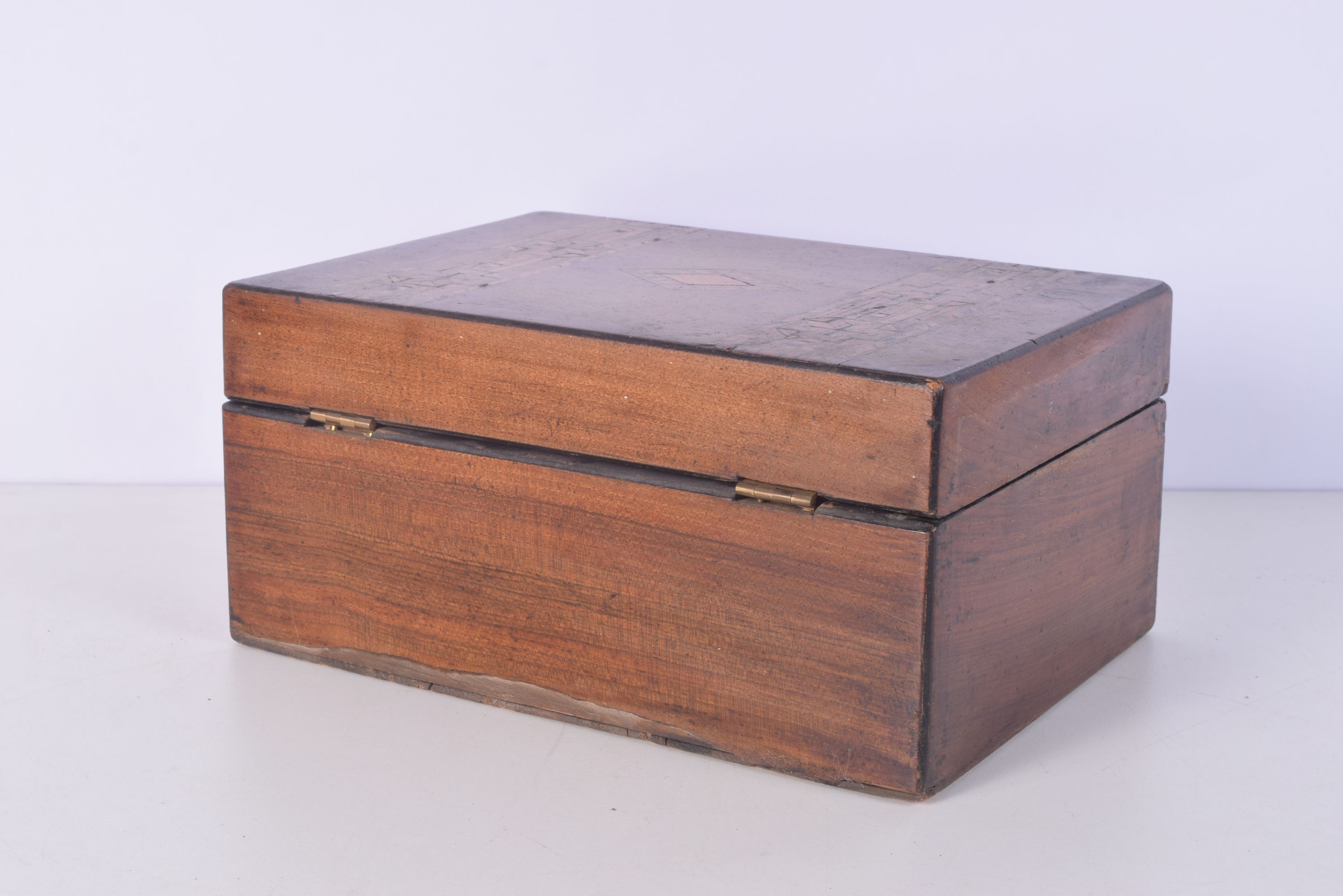 An antique wooden inlaid box 13 x 27 x 19cm. - Bild 3 aus 5