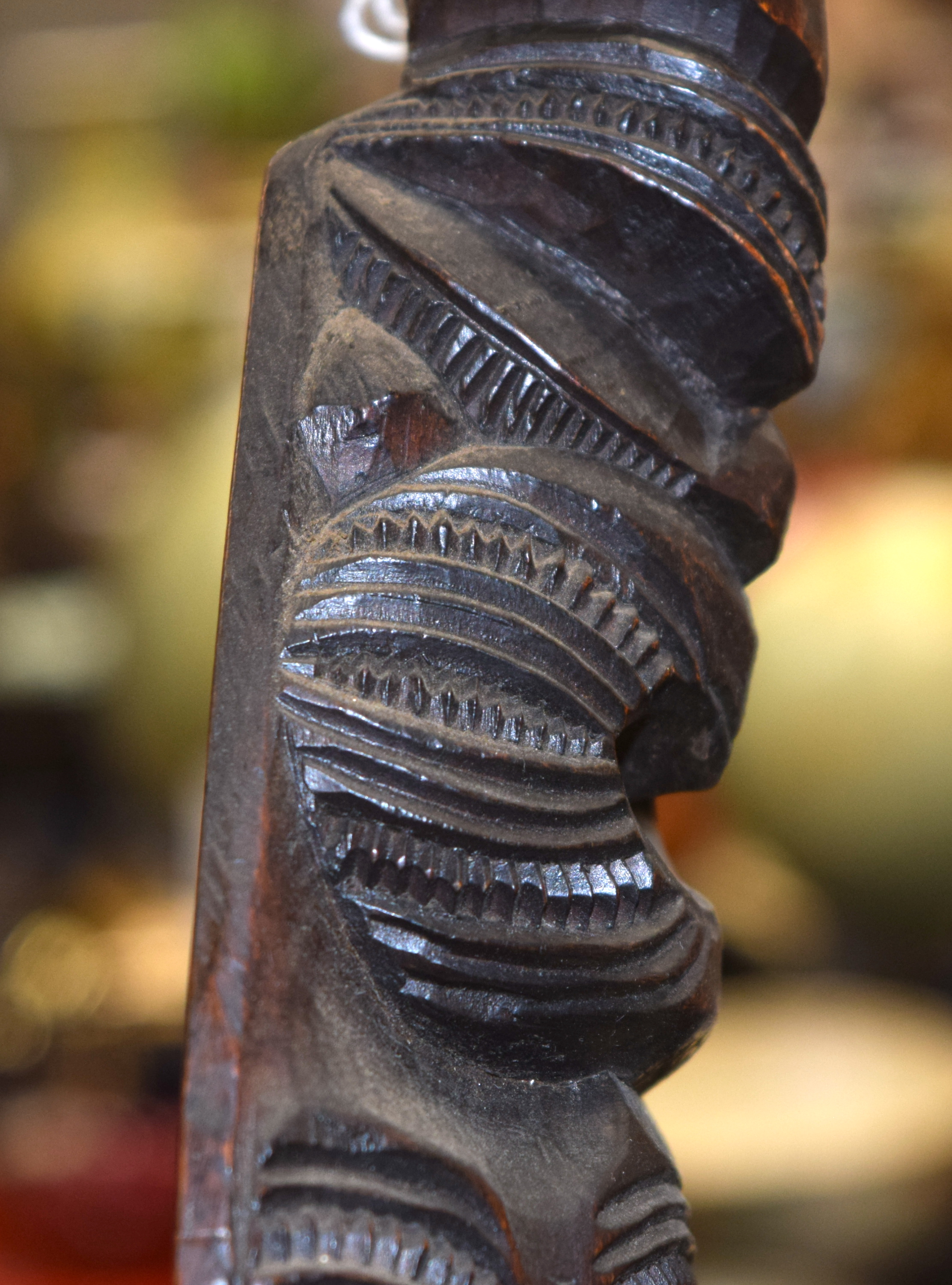 AN UNUSUAL EARLY 20TH CENTURY MAORI TRIBAL NEW ZEALAND CARVED WOOD CLUB possibly a Wahaiki, with fla - Image 21 of 22