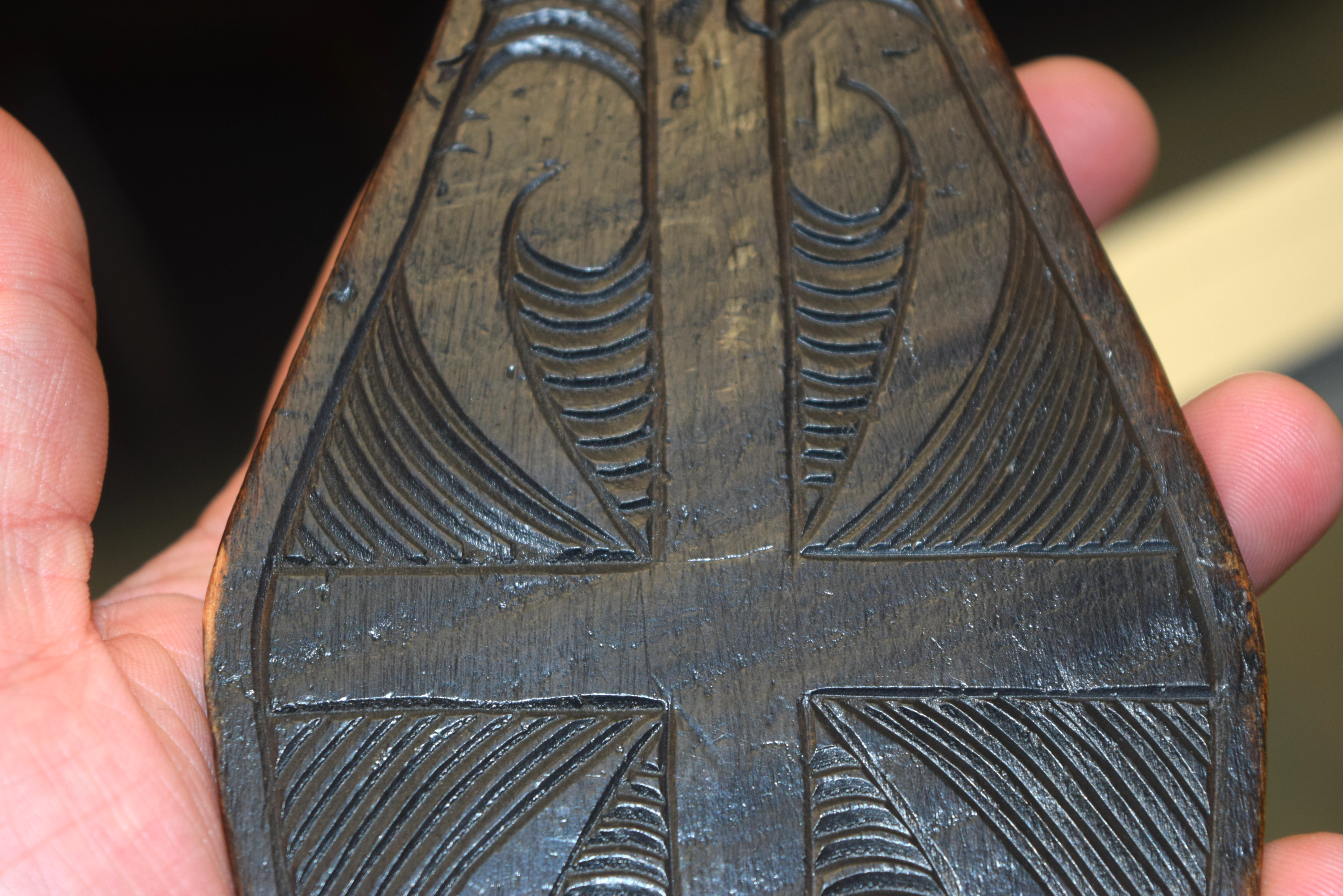 AN UNUSUAL EARLY 20TH CENTURY MAORI TRIBAL NEW ZEALAND CARVED WOOD CLUB possibly a Wahaiki, with fla - Image 18 of 22