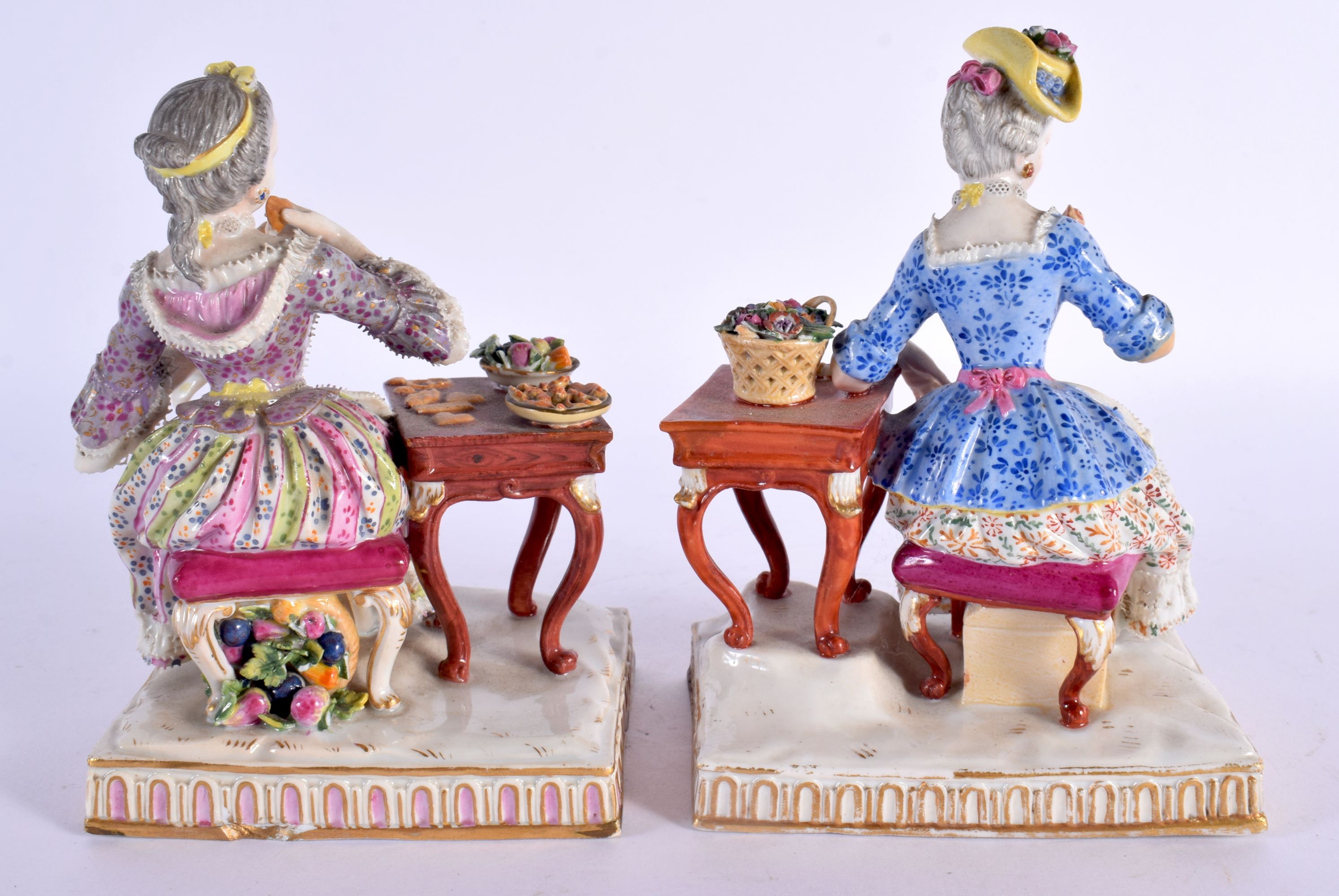 A PAIR OF 19TH CENTURY GERMAN MEISSEN PORCELAIN FIGURAL GROUPS modelled beside a table. 14 cm x 11 c - Bild 4 aus 5