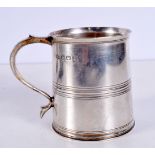 A SILVER MUG. Sheffield 1962. 154 grams. 8.5 cm x 6.5 cm.